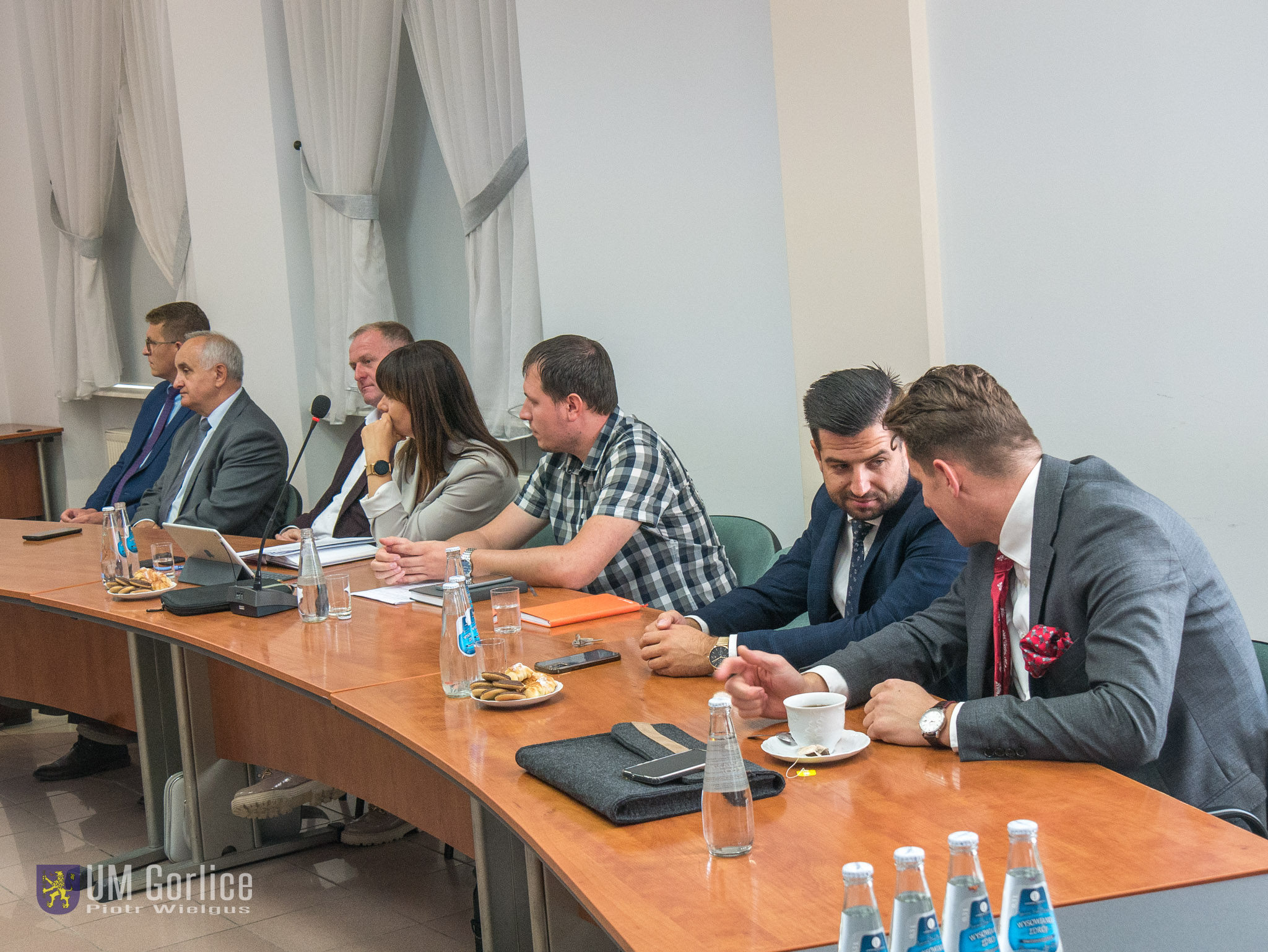 Uczestnicy spotkania w sali sesyjnej Starostwa Powiatowego.