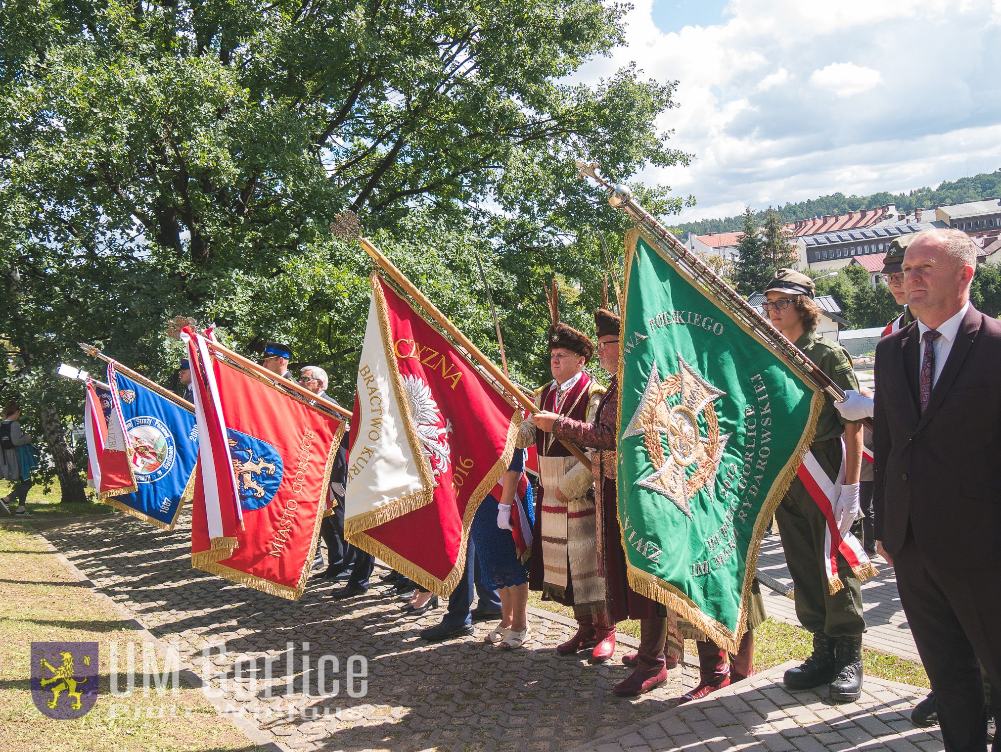 Uczestnicy uroczystości pod pomnikiem.