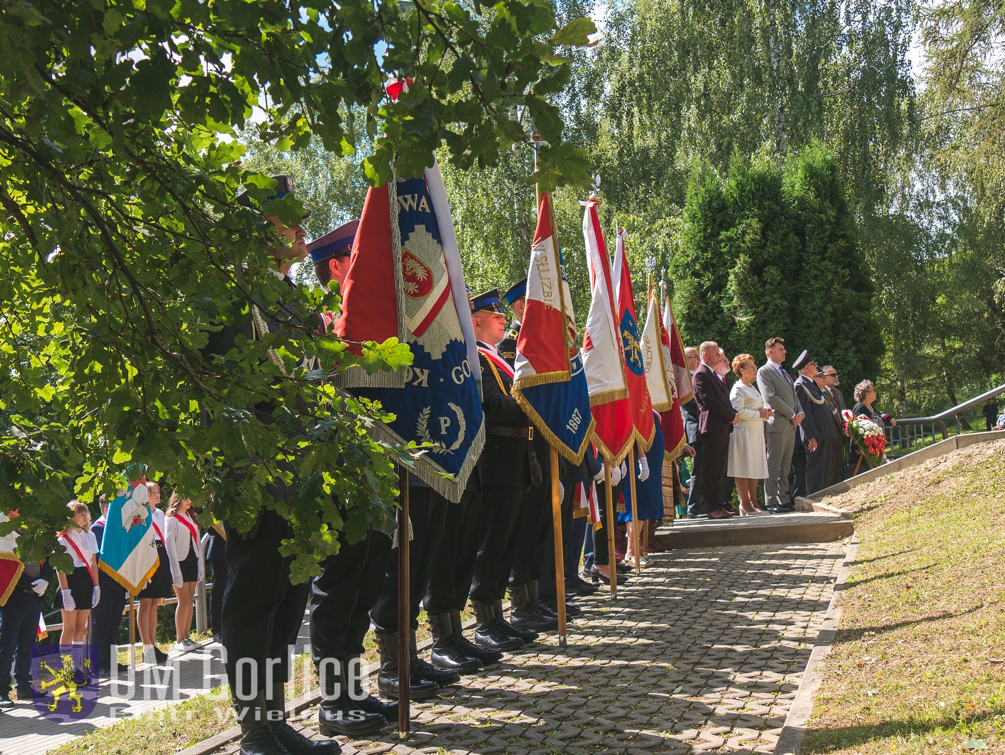 Uczestnicy uroczystości pod pomnikiem.