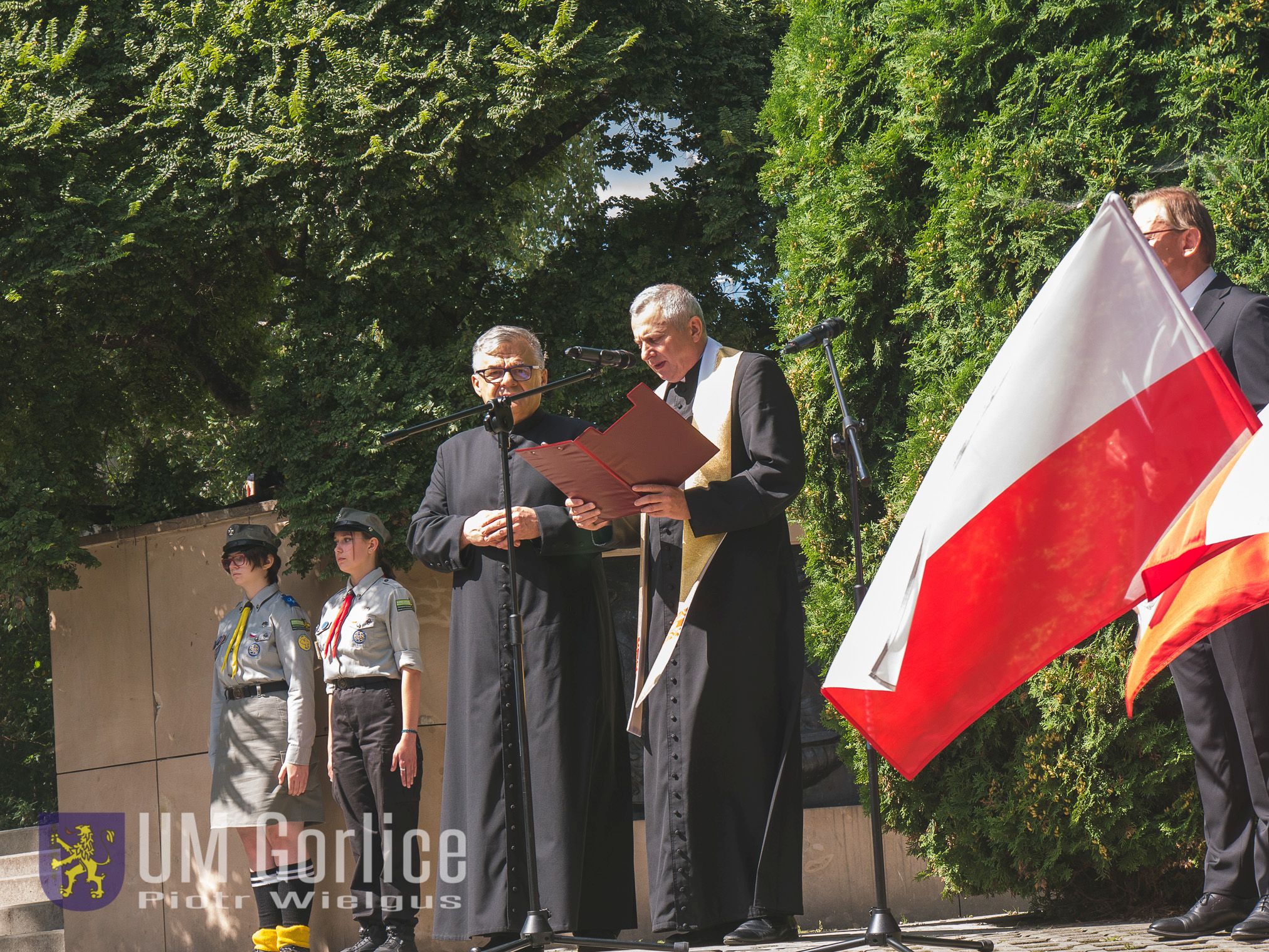 Uczestnicy uroczystości pod pomnikiem.