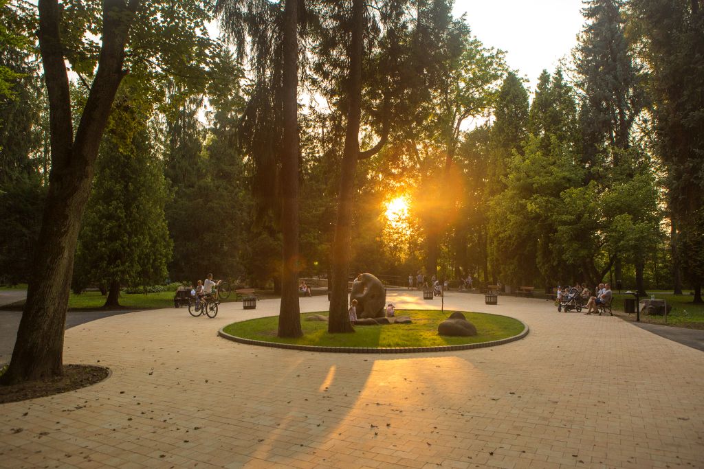 Park Miejski w Gorlicach - pomnik przytulających się niedźwiadków.