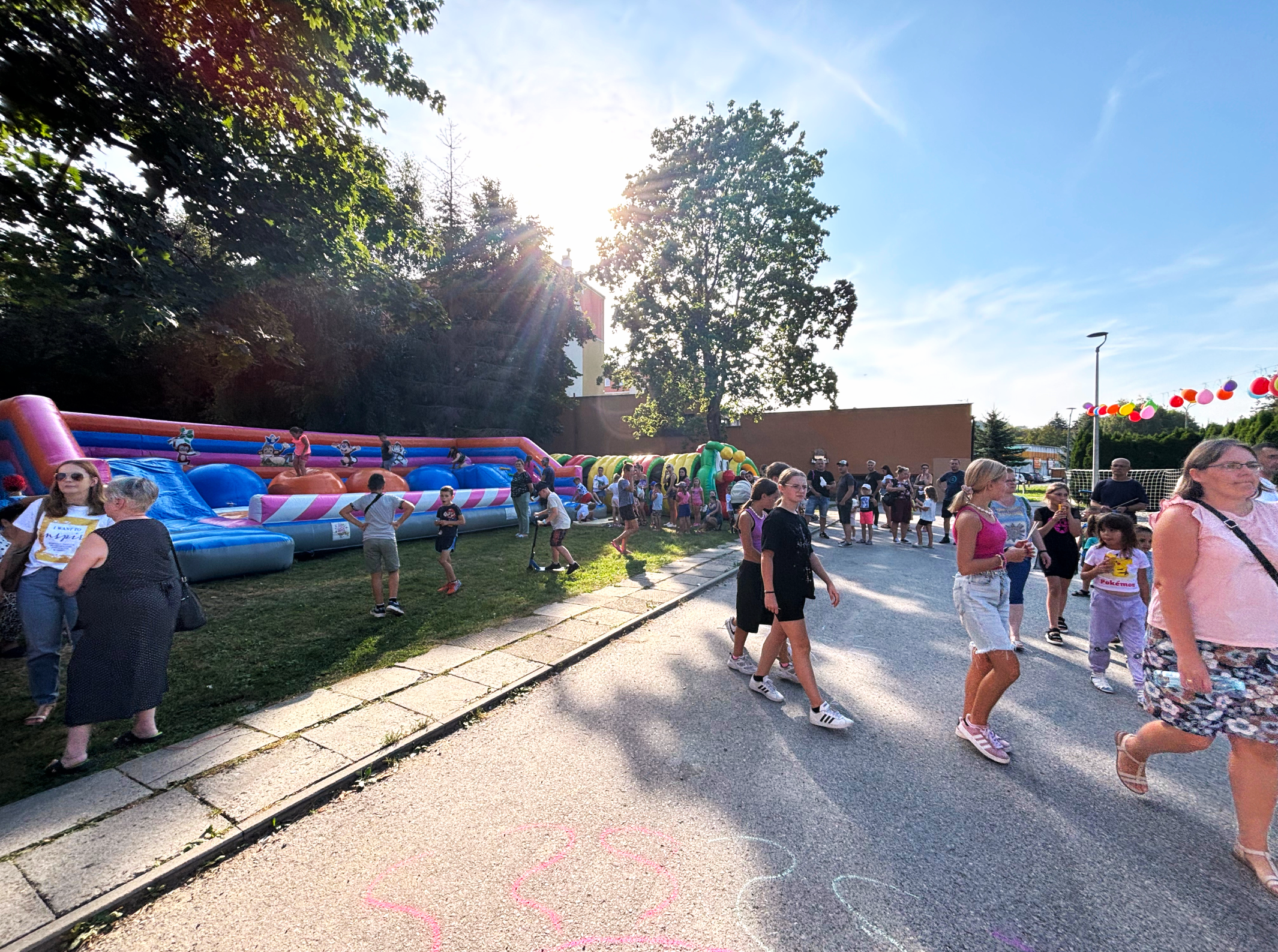 Dmuchańce na pikniku na Osiedlu Młodych w Gorlicach