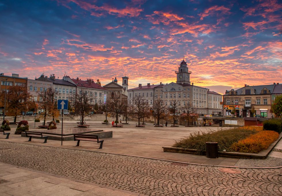 Widok na Rynek i kamieniczki wokół rynku o wschodzie Słońca.