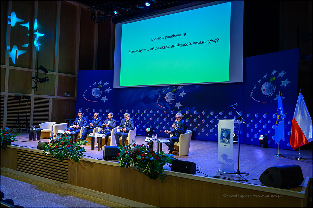 Paneliści na scenie podczas forum gospodarczego.