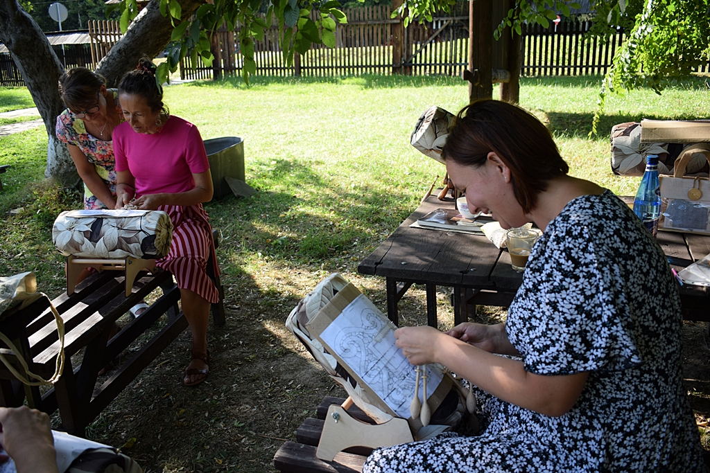 Panie podczas warsztatów koronki klockowej w Skansenie.