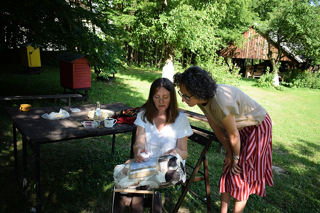 Panie podczas warsztatów koronki klockowej w Skansenie.