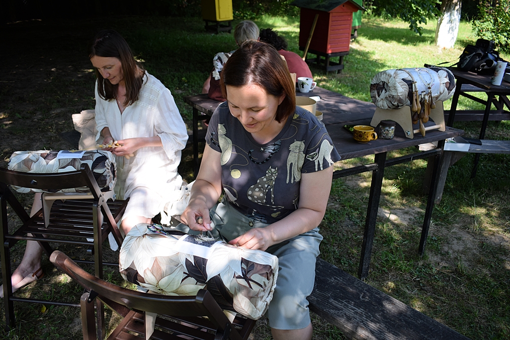 Panie podczas warsztatów koronki klockowej w Skansenie.