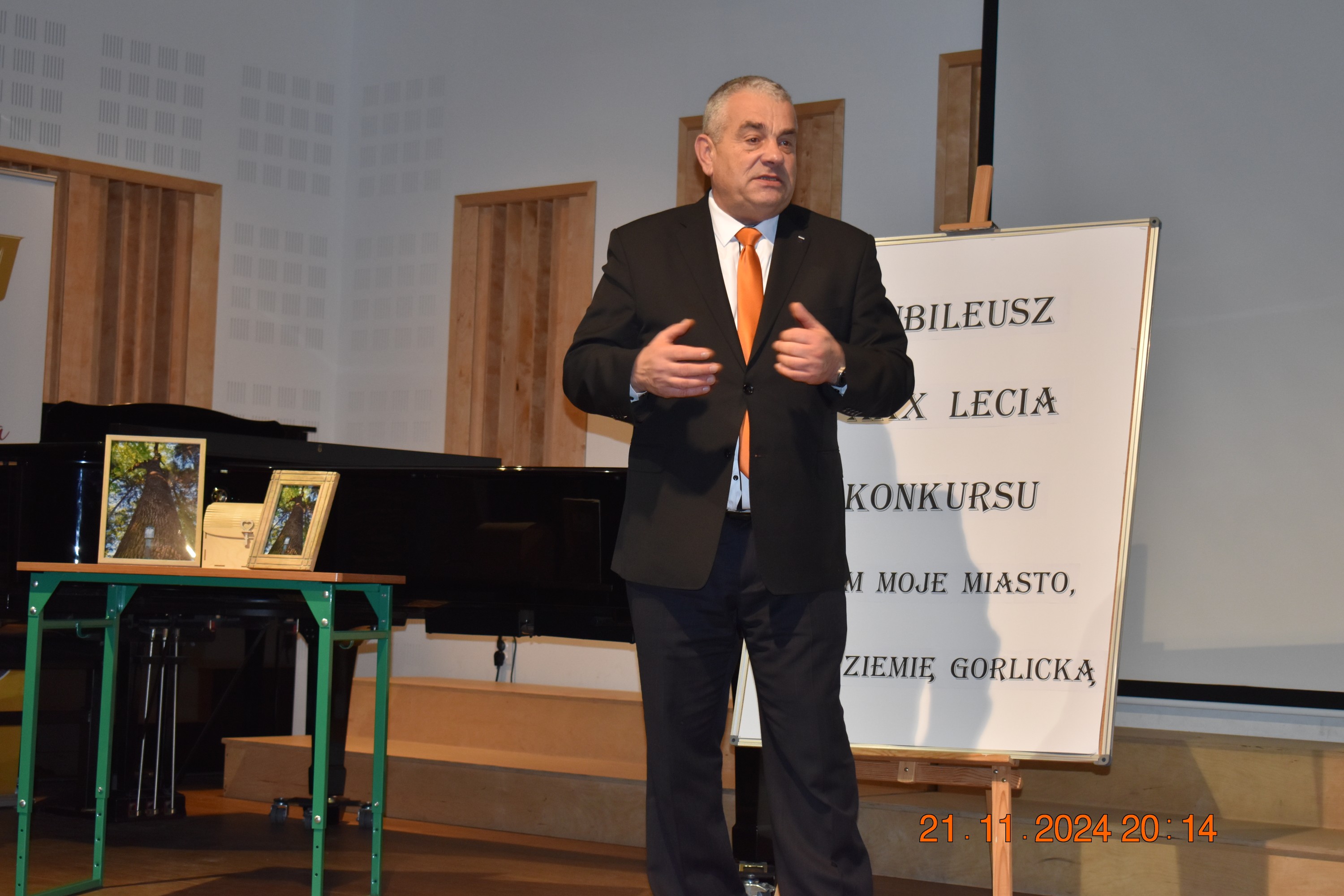PRzewodniczący Rady Miasta Gorlice podczas finału konkursu „Znam Moje Miasto, znam Ziemię Gorlicką”
