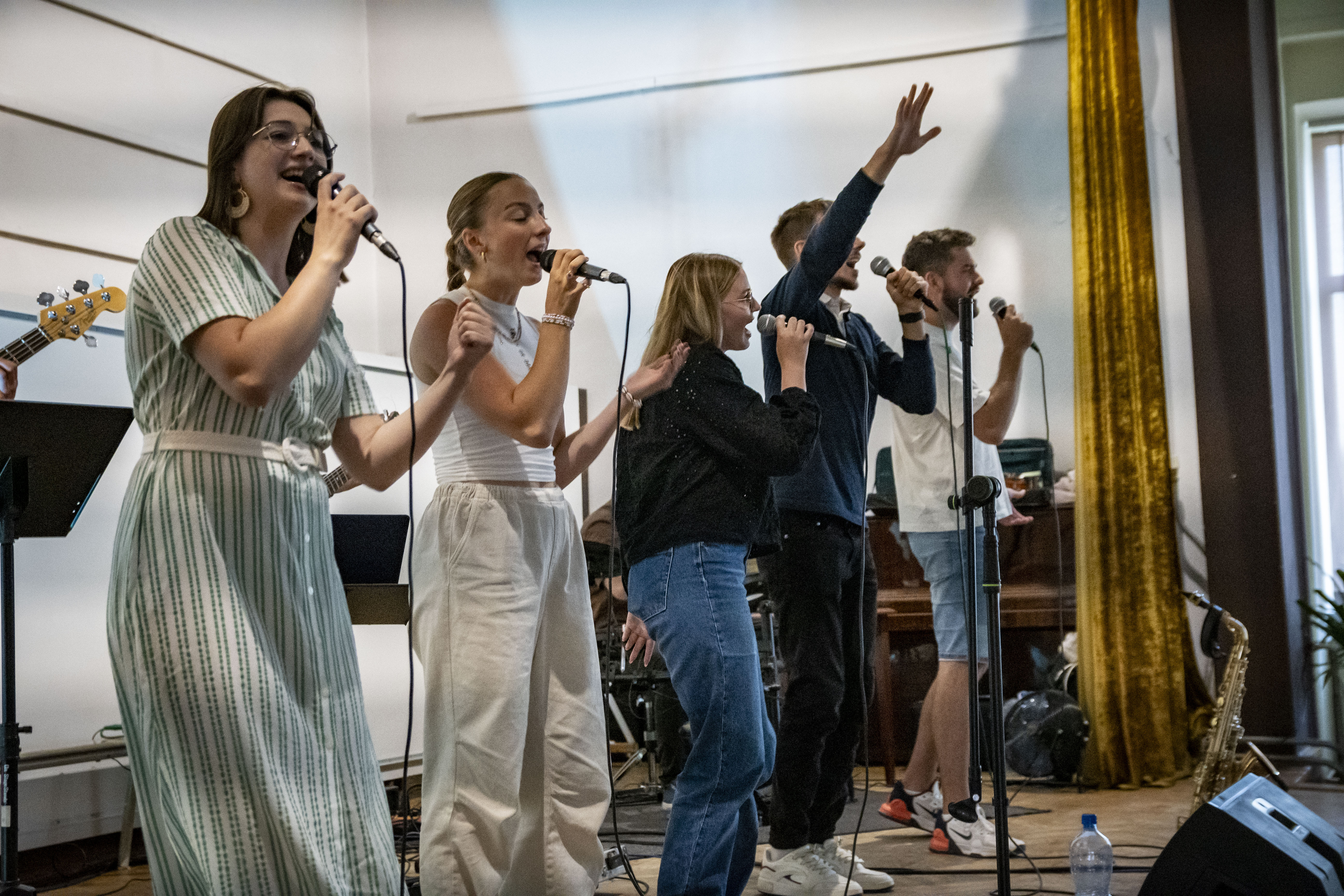 Artyści na scenie podczas konsertu uwielbienia