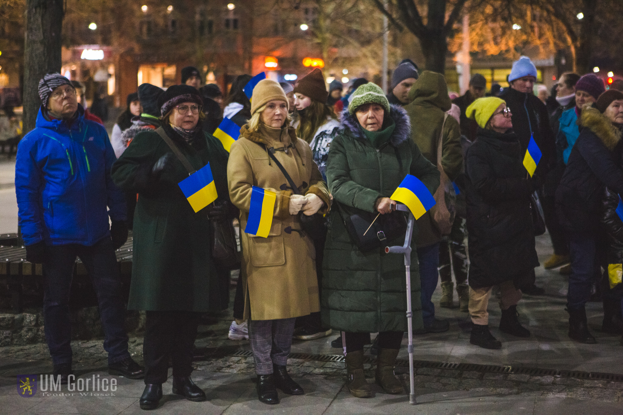 Gorliczanie w trakcie demonstracji poparcia dla Ukrainy na gorlickim Rynku