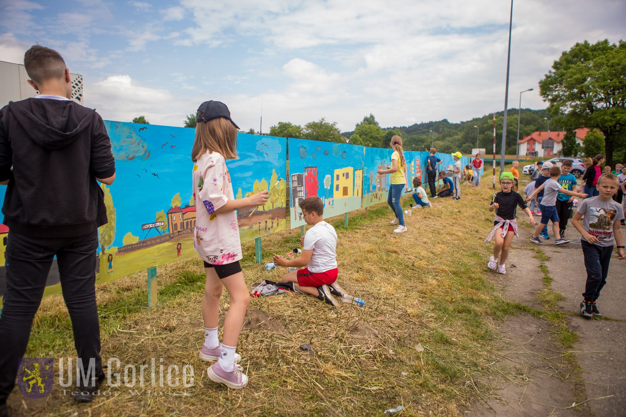 Dzieci malują panoramę Gorlic na wałach rzeki Ropy.