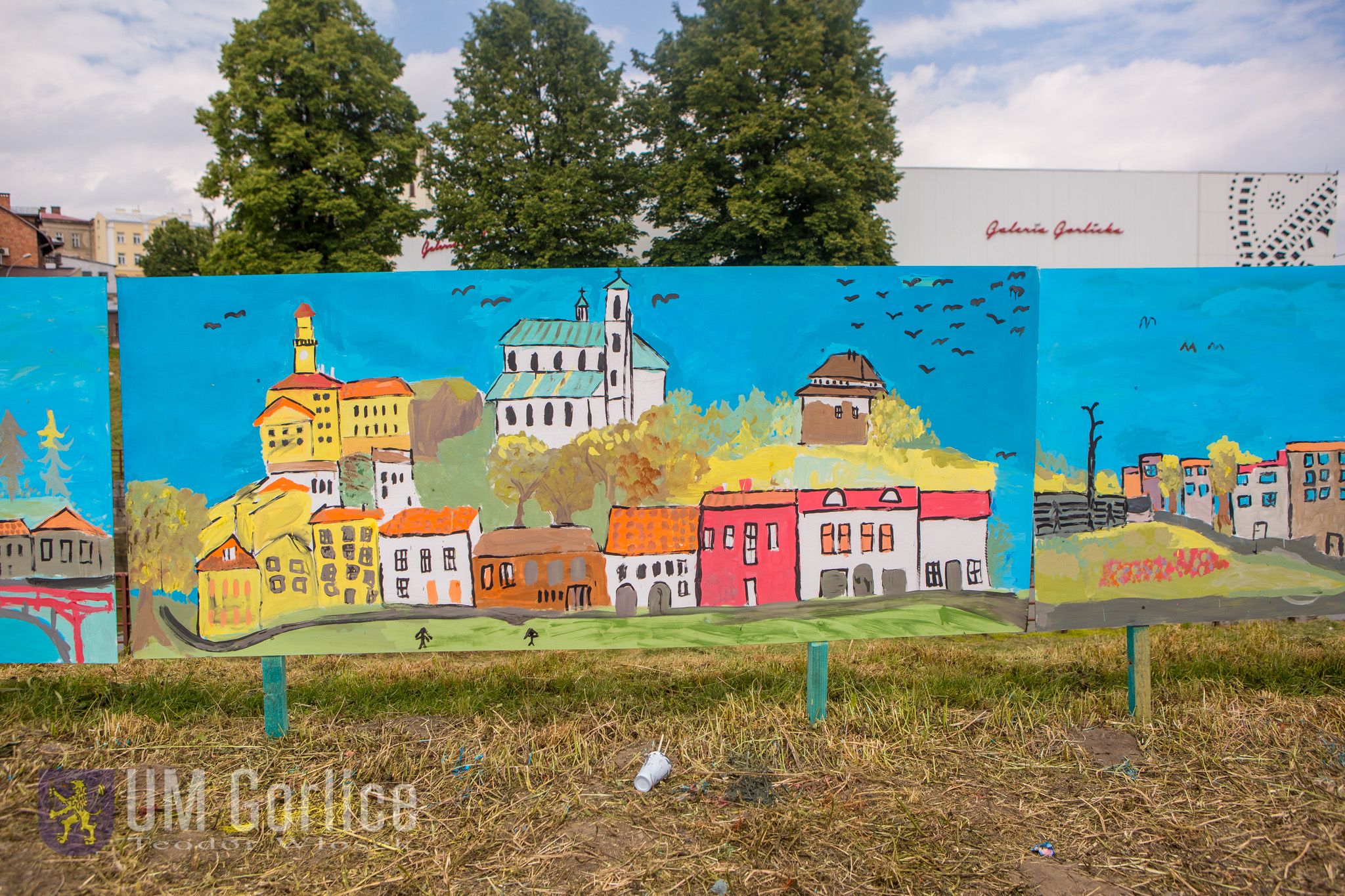 Dzieci malują panoramę Gorlic na wałach rzeki Ropy.