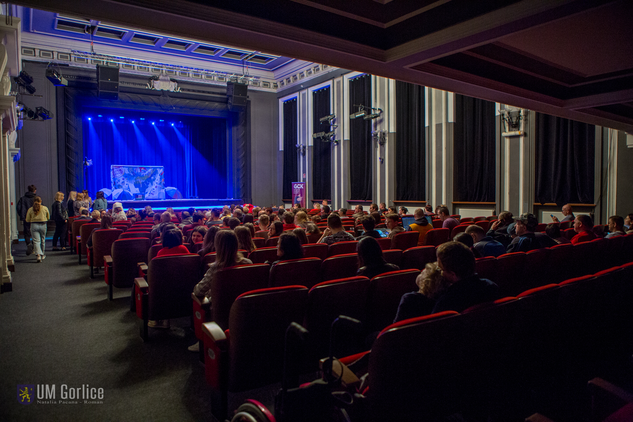 Sala teatralna z publiką 