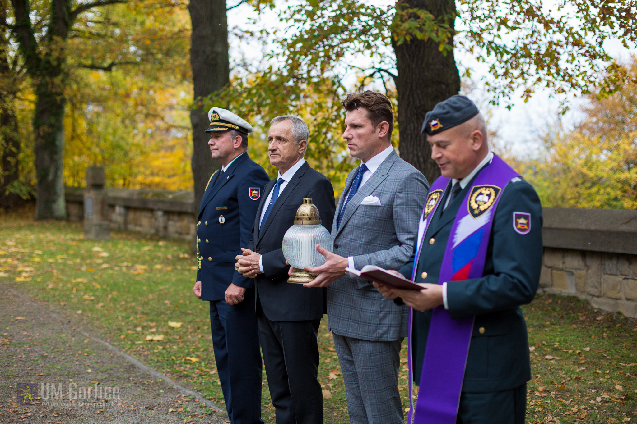 Burmistrz Rafał Kukla i Ambasarod Republiki Słowenii w Polsce podczas składania hołdu poległym w I wojnie światowej na Cmentarzu nr 91