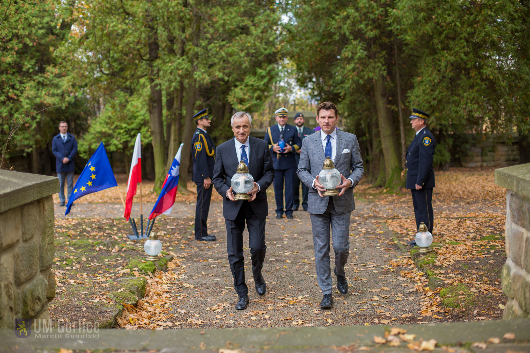Ambasador Słowenii Bojan Pograjc i Burmistrz Rafał Kukla podczas składania zniczy pod krzyżem centralnym na cmentarzu nr 91