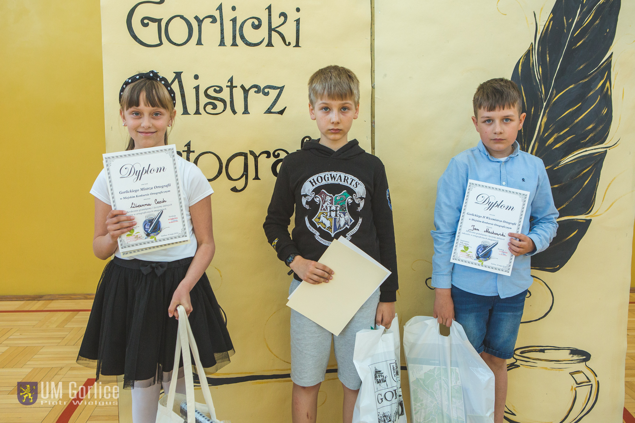 Uczestnicy konkursu odbierają nagrody z rąk burmistrza.