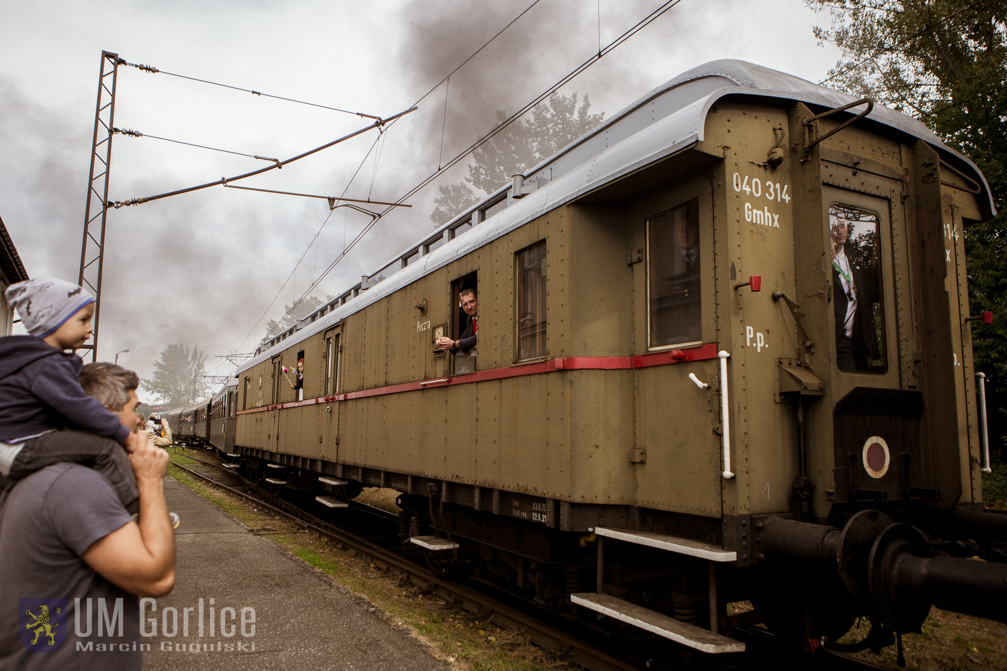 Pociąg retro wjeżdza na stację PKP przy ul. Bardiowskiej w Gorlicach.