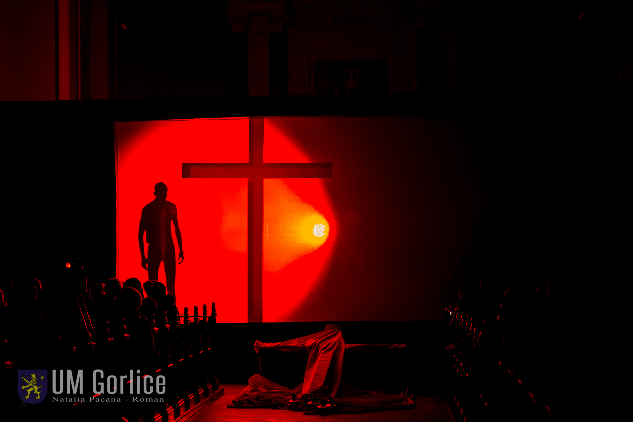 Scena z postacią i krzyżem - teatr cieni 