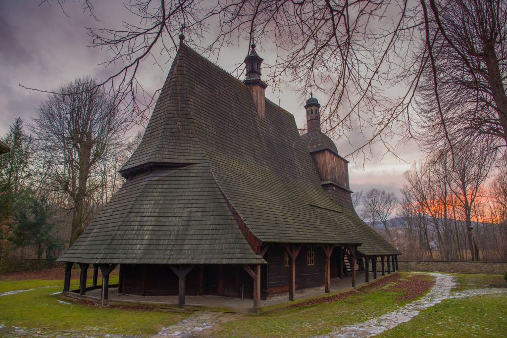 Widok na Kościół pw. św. św. Apostołów Filipa i Jakuba w Sękowej,