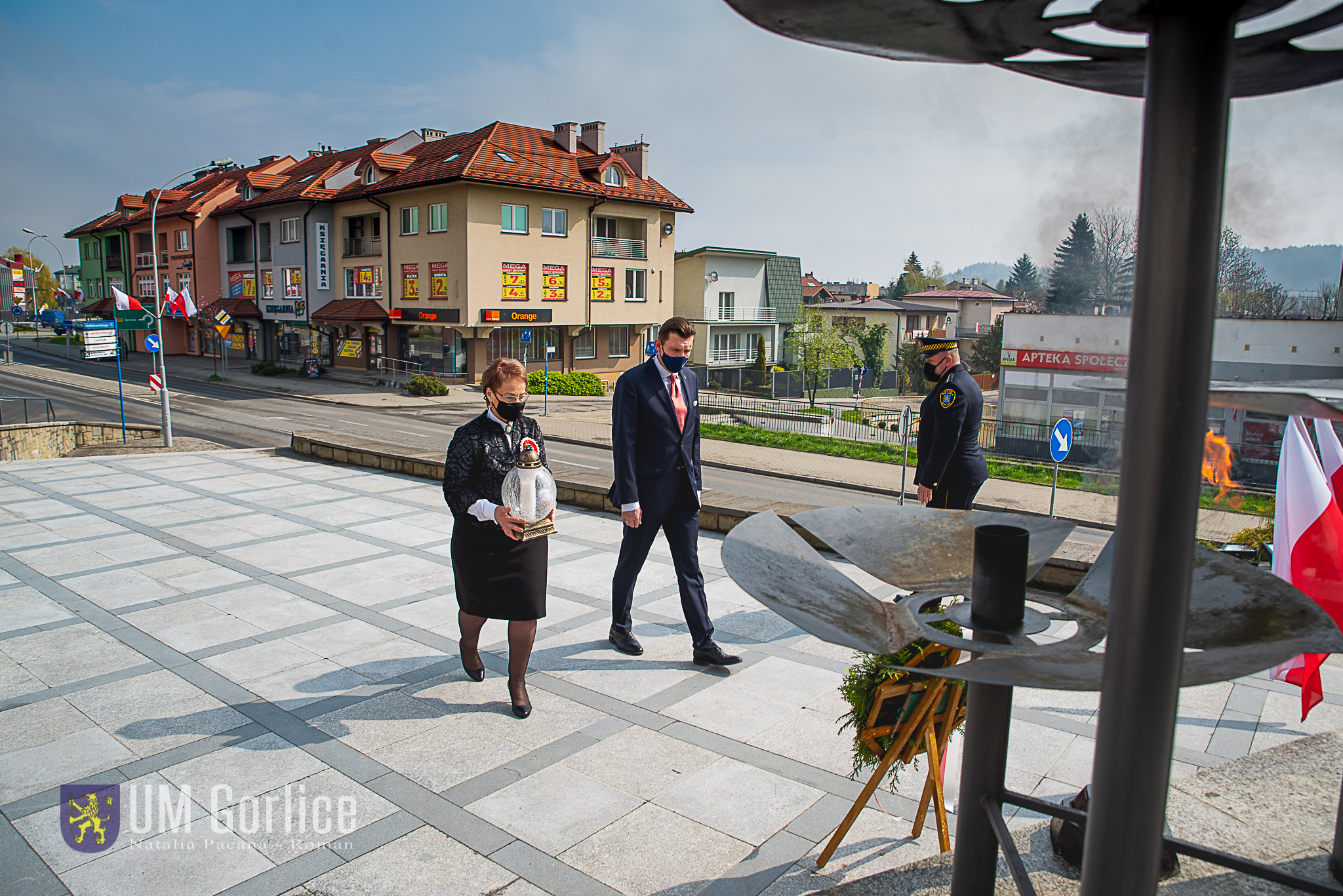 Starosta oraz Burmistrz przed pomnikiem