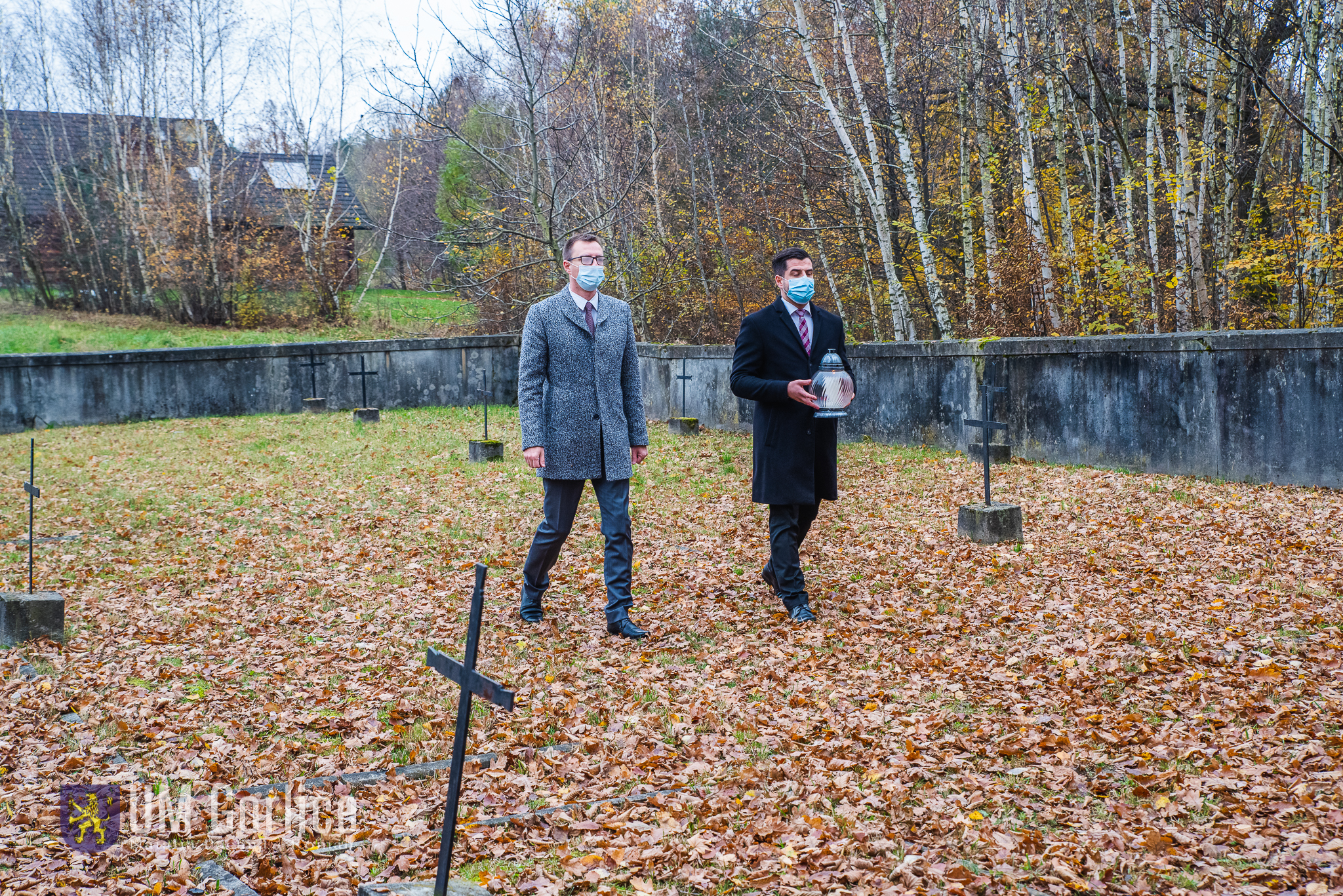 Złożenie zniczy na cmentarzu wojennym w Sokole