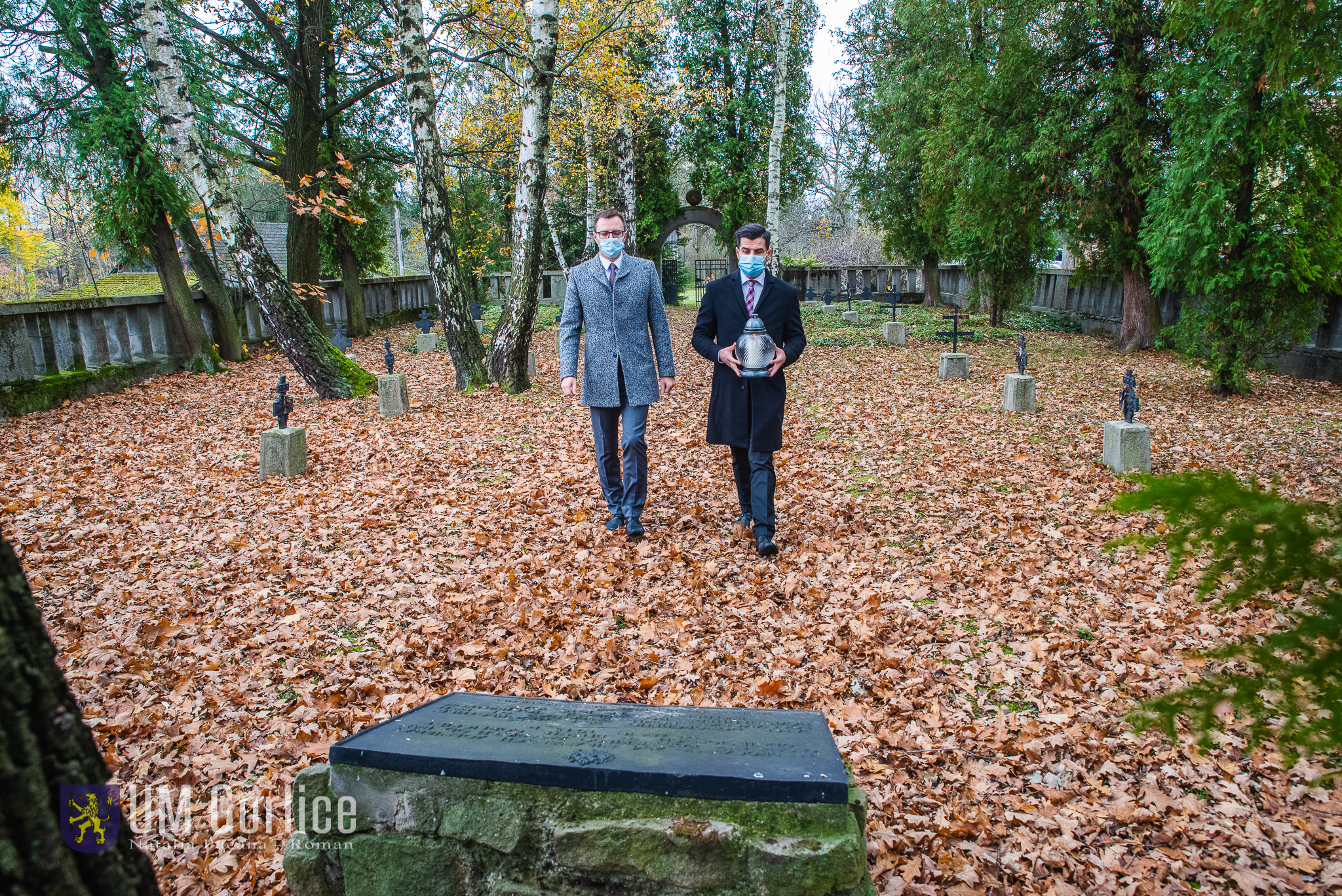 Złożenie zniczy na cmentarzu wojennym w Gliniku