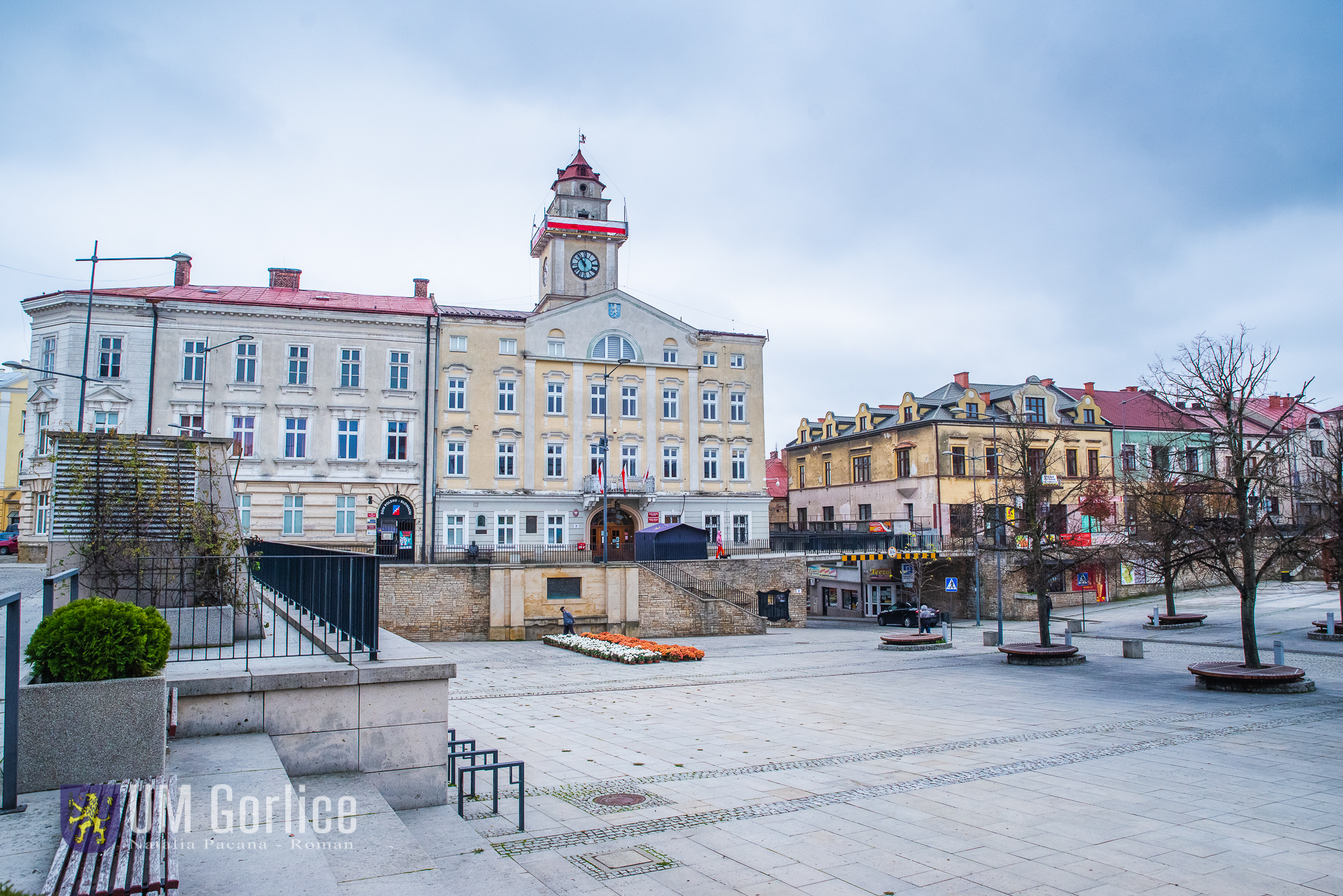 Rynek w Gorlicach - biało-czerwona kompozycja z kwiatów