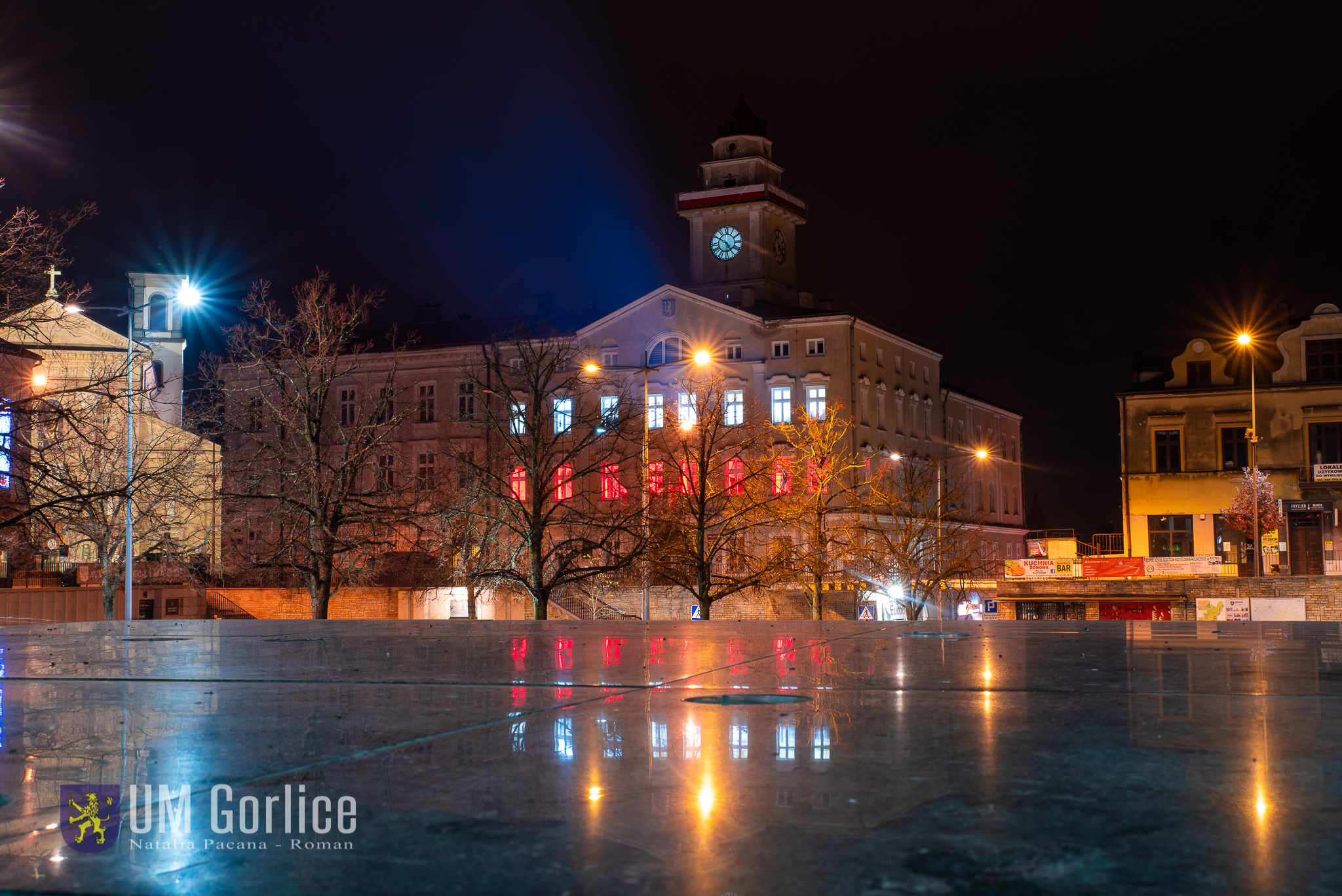 Gorlicki Ratusz podświetlony barwami narodowymi. 