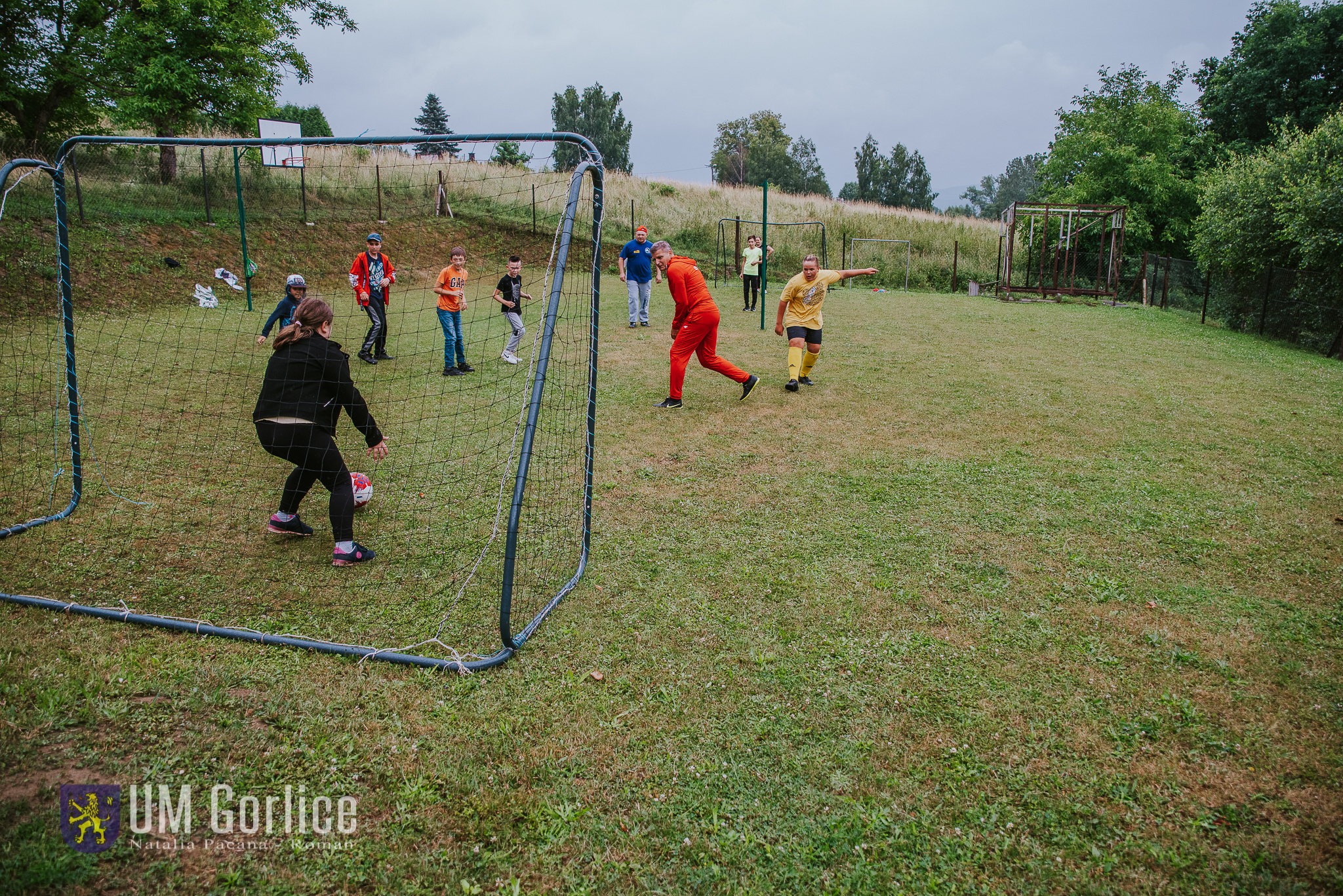 Uczestnicy Pikniku Rodzinnego z okazji Dnia Dziecka w trakcie rozgrywek sportowych