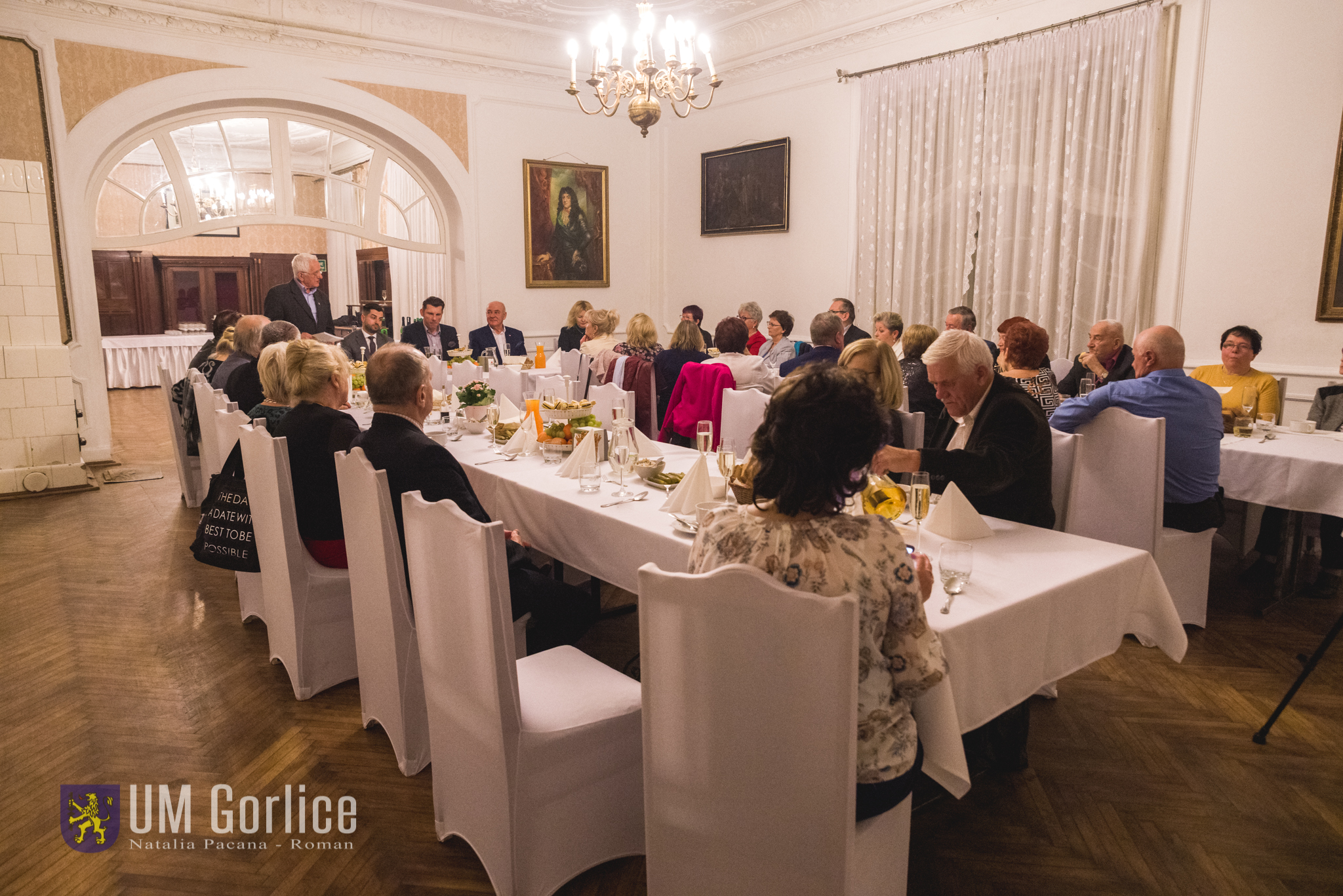 Uczestnicy spotkania przy stołach 