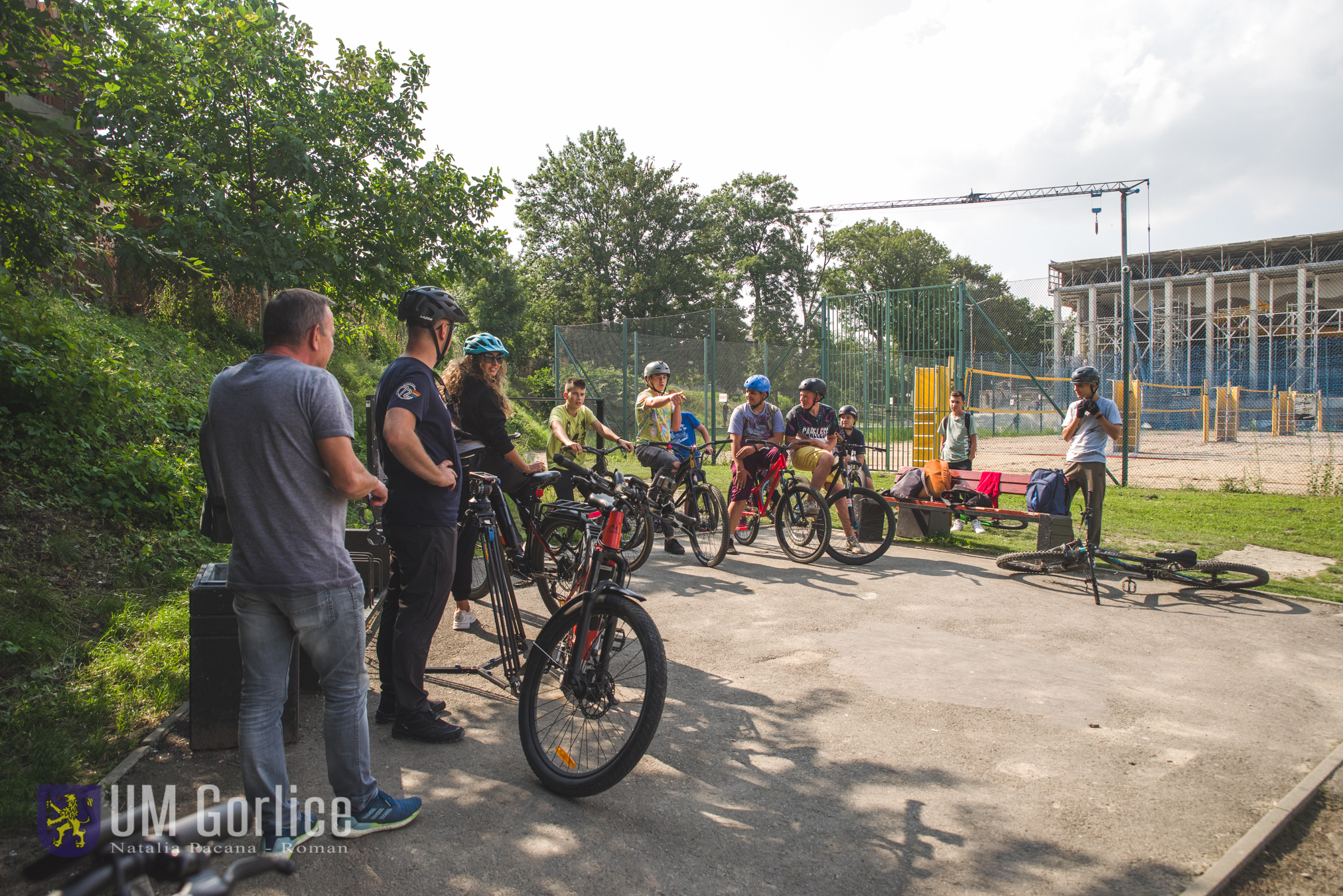 Ekipa programu "Na dwóch kołach" w trakcie kręcenia ujęć na pumptracku w Gorlicach