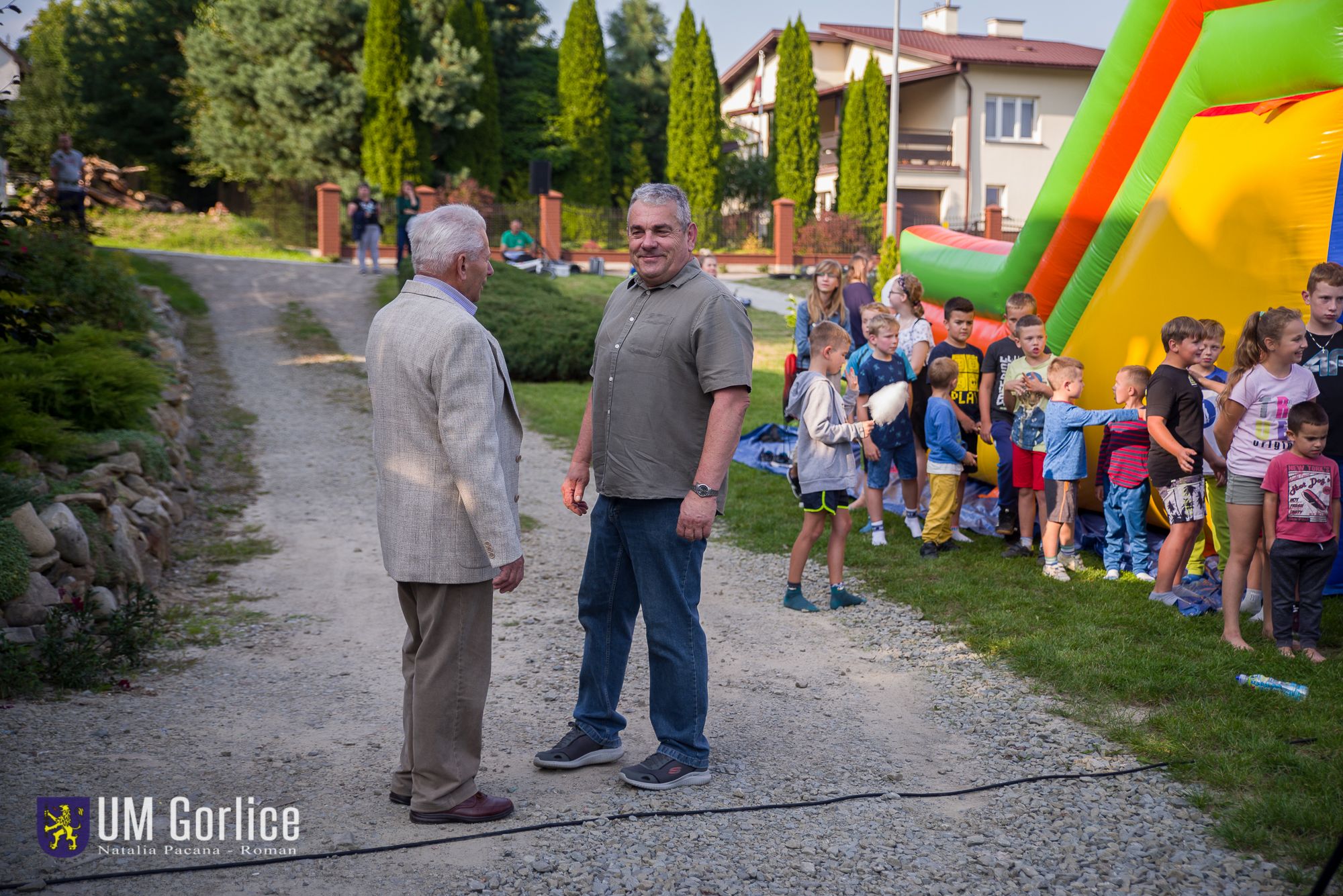 Przewodniczacy Robert Ryndak rozmawia z Edwardem Markiem.