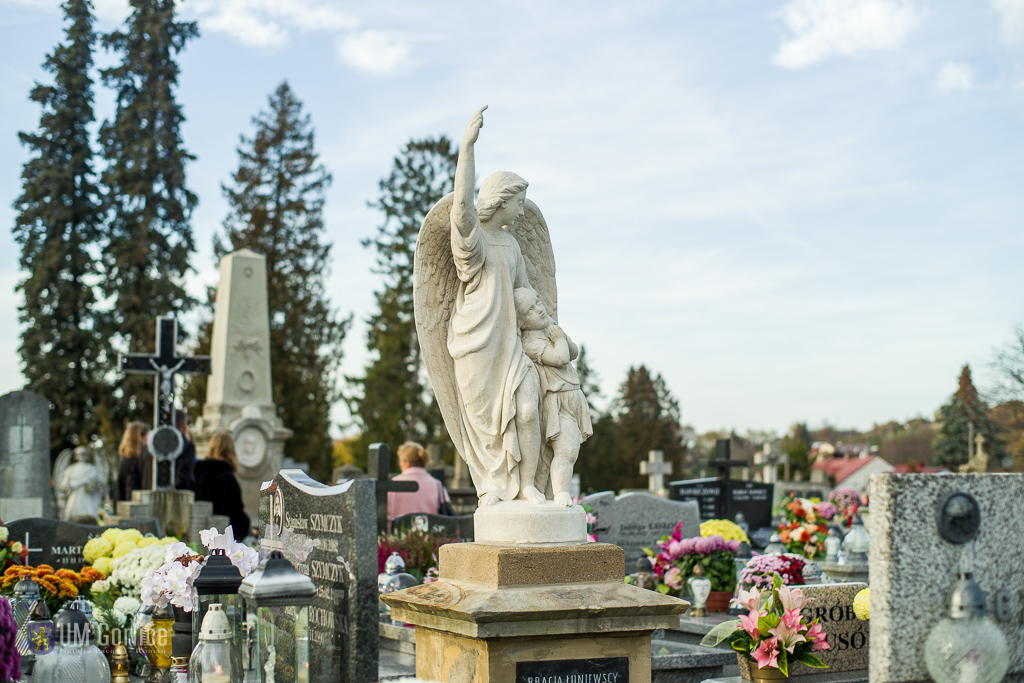 Wyremontowany pomnik na cmentarzu.