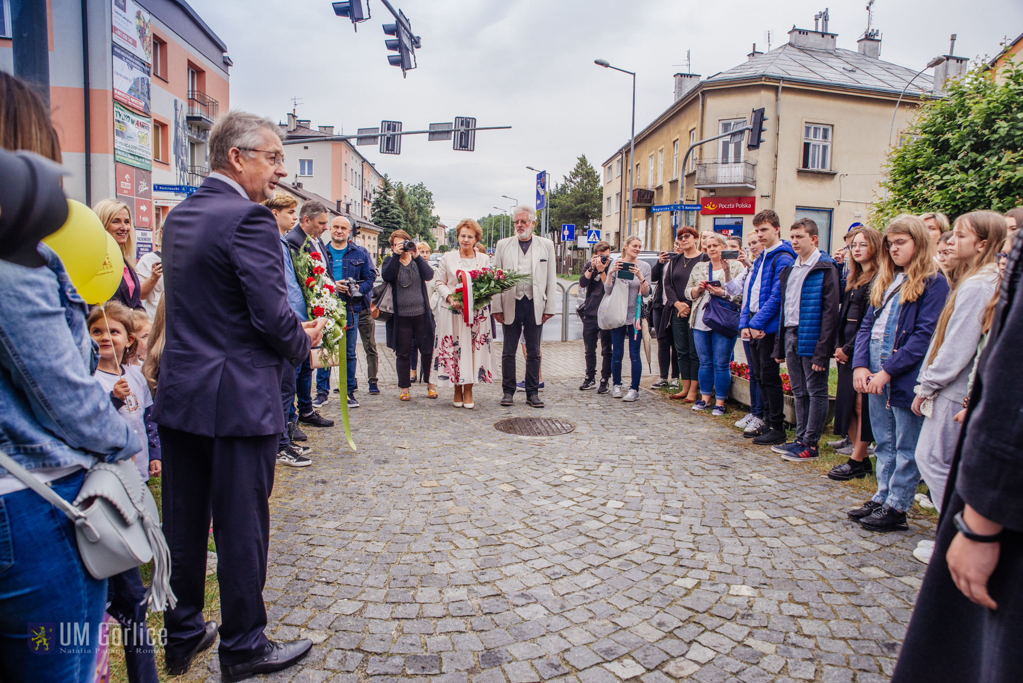 Złożenie kwiatów pod pomnikiem Łukasiewicza