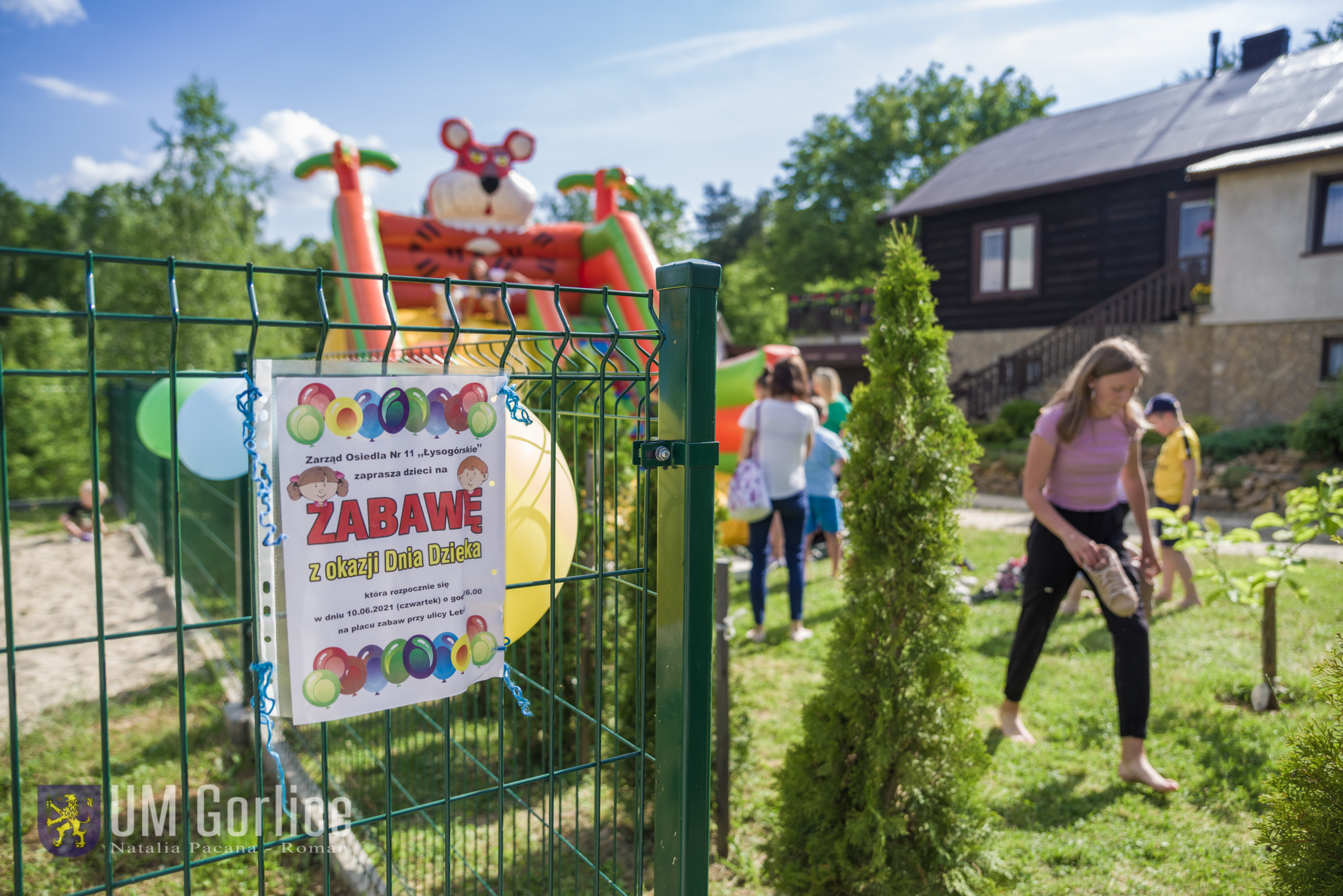 Plaka informujący o zabawie 