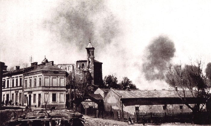 Archiwalne zdjęcie przedstawiające Gorlice po wielkiej bitwie 2 maja 1915 r. 