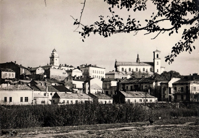 Archiwalne zdjęcie przedstawiające panoramę Gorlic od strony rzeki Ropy.