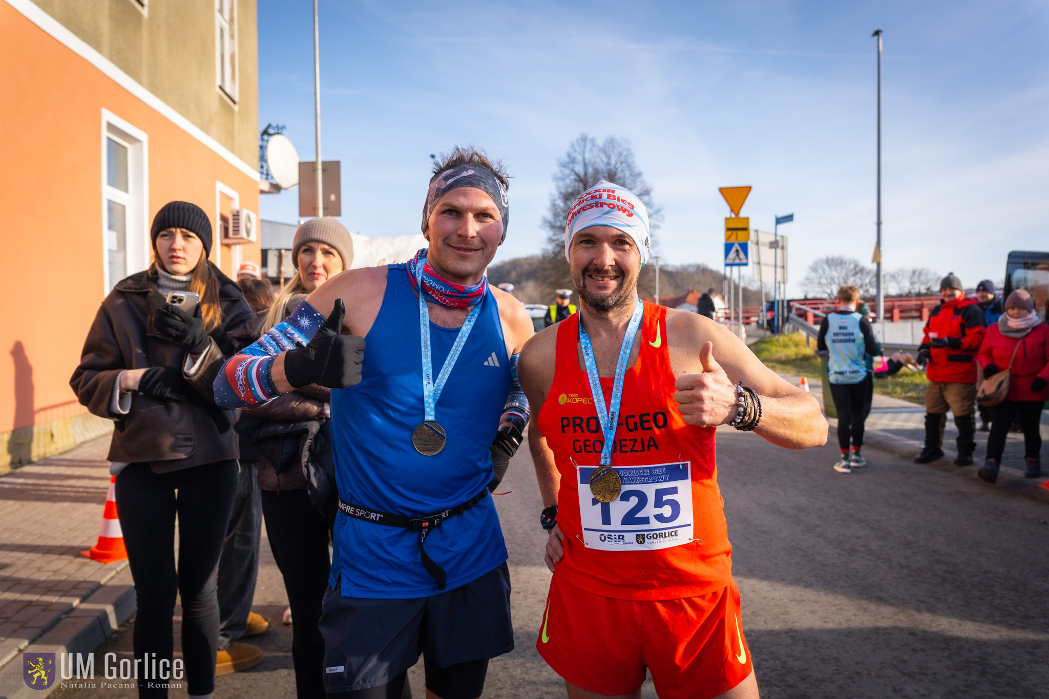 Biegacze z medalami.