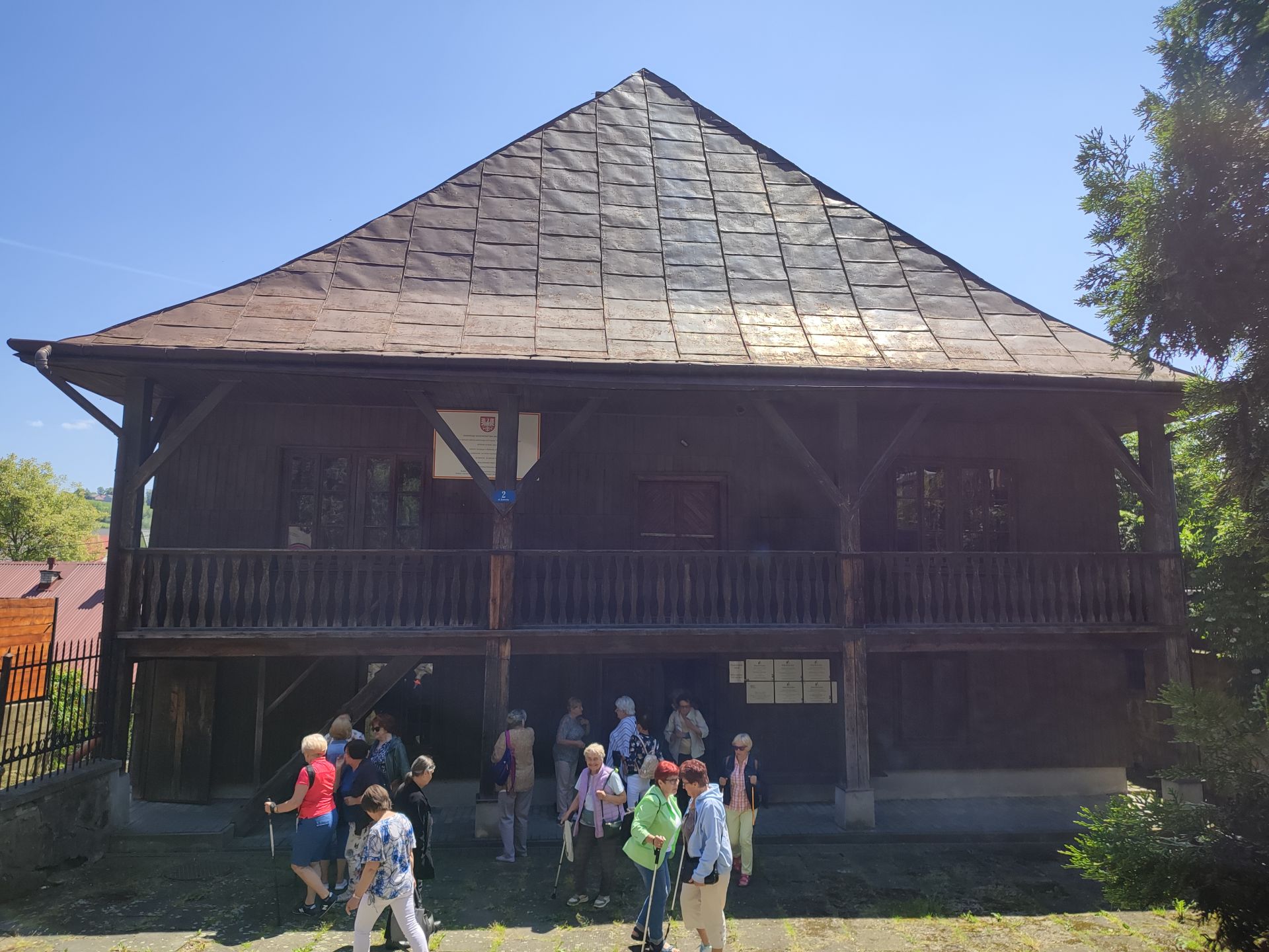 Słuchacze UZW przed bobowską synagogą.