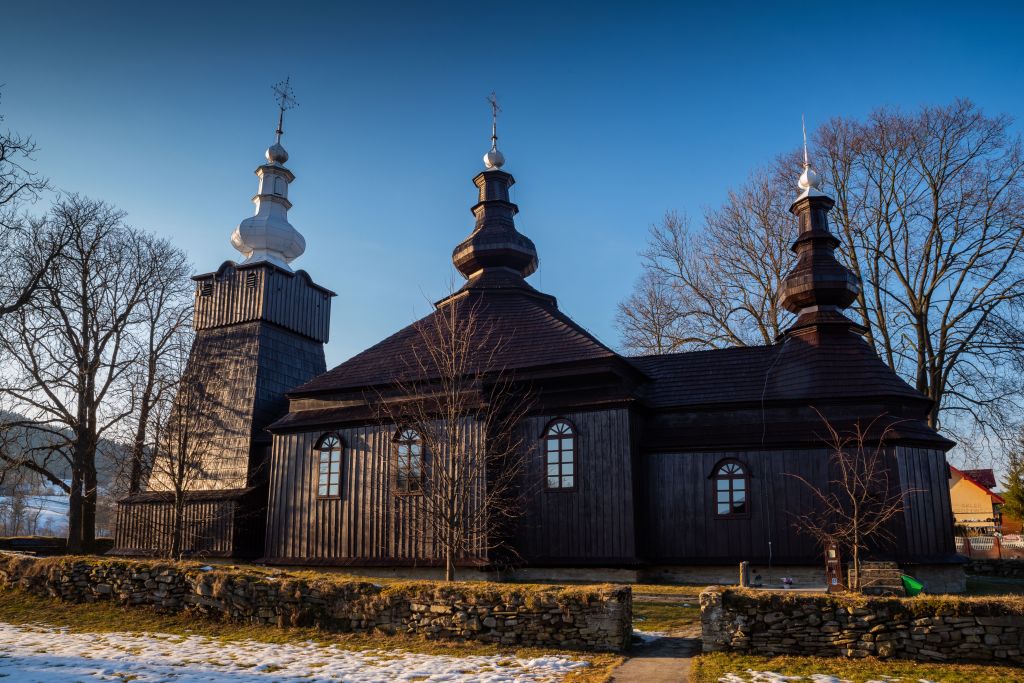 Widok na cerkiew parafialną greckokatolicką św. Michała Archanioła w Brunarach Wyżnych.