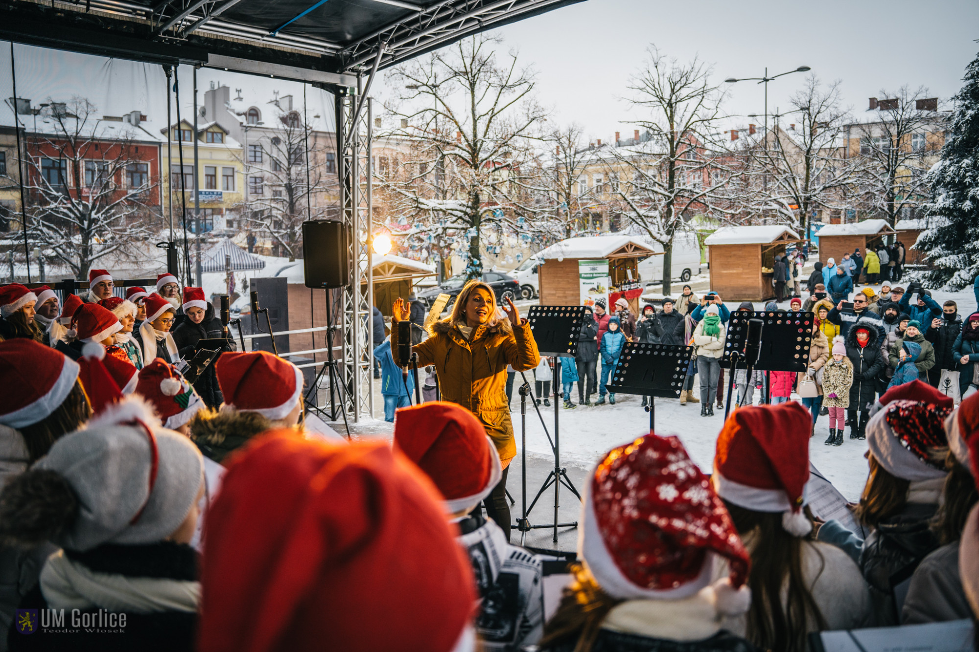 Koncert chóru na gorlickim Rynku podczas jarmarku.