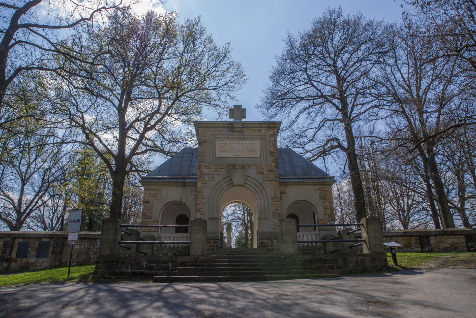 Widok na bramę główną cmentarza wojennego nr  91.