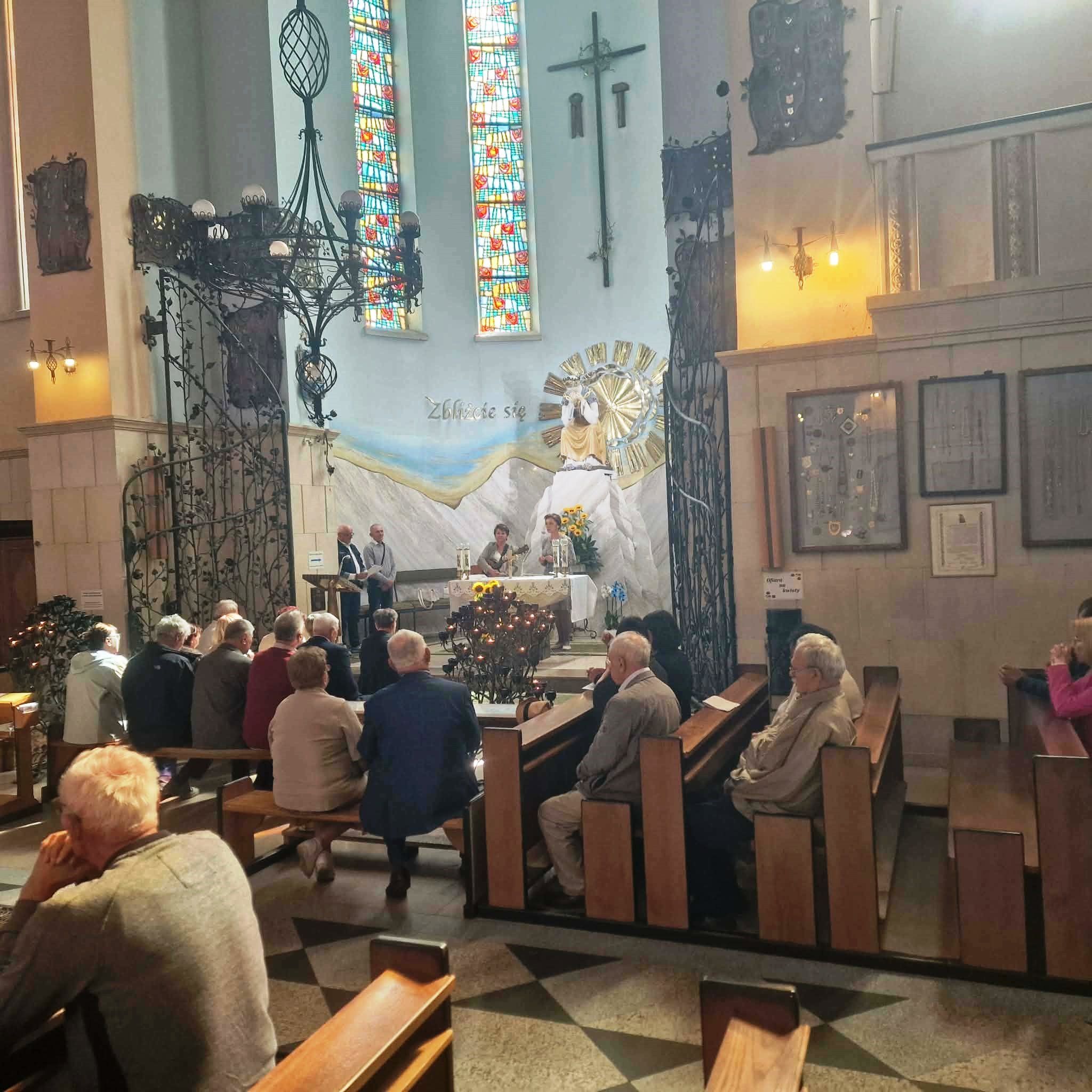Uczestnicy klubu Egida w kościele w Dębowcu.