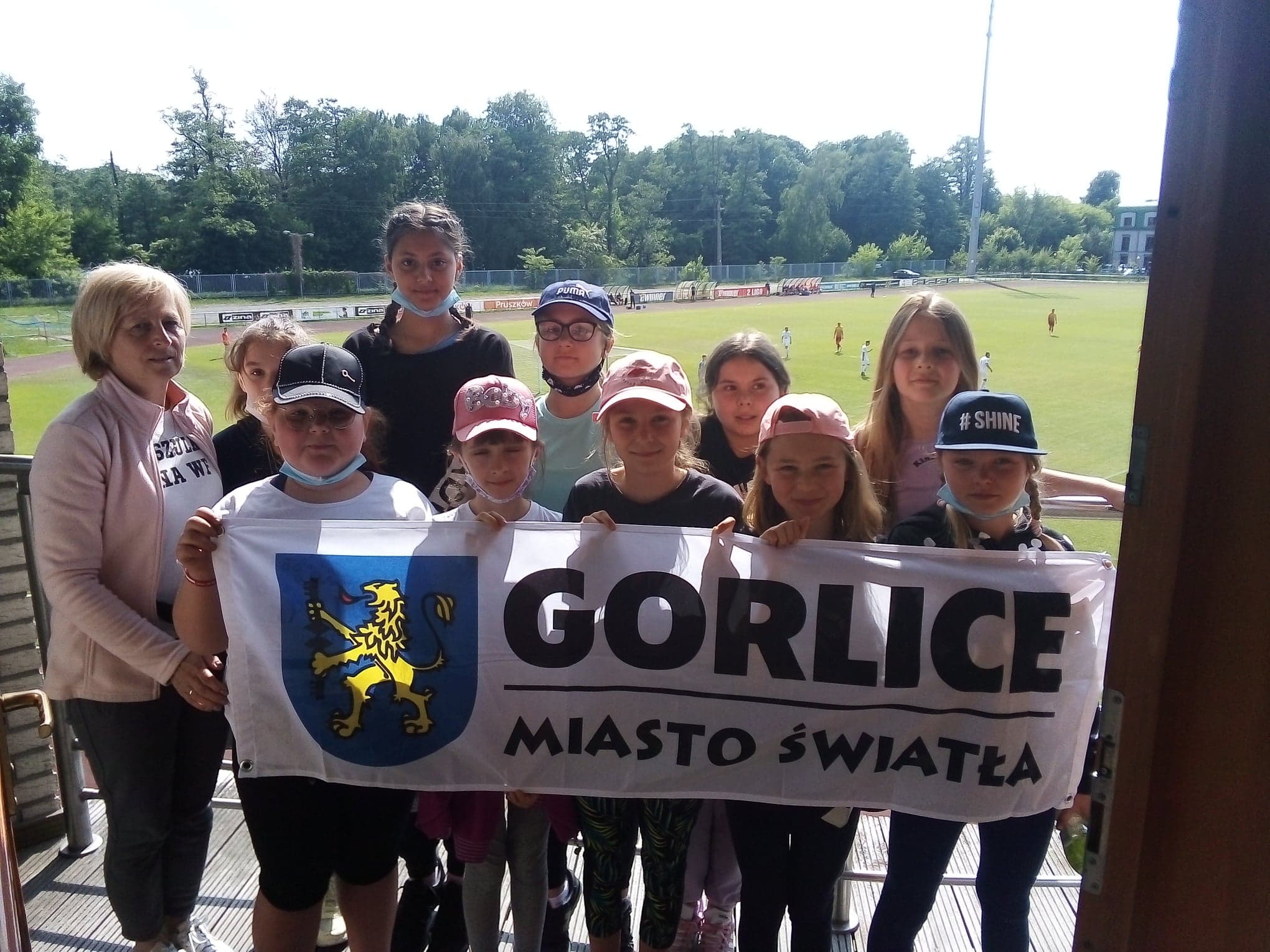 Zawodniczki z Gorlic z lagą "Gorlice Maisto Światła"