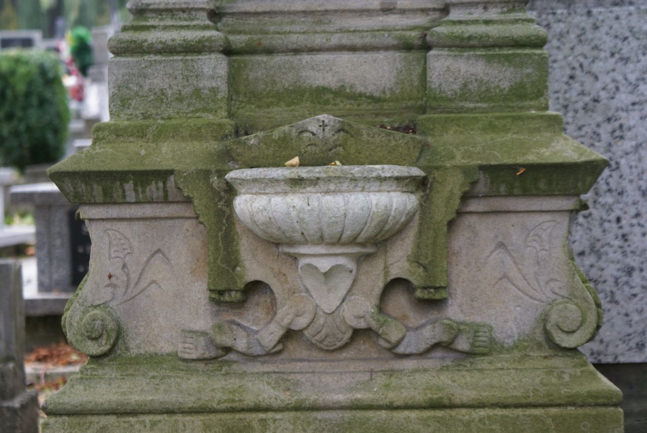 Nagrobek do renowacji.