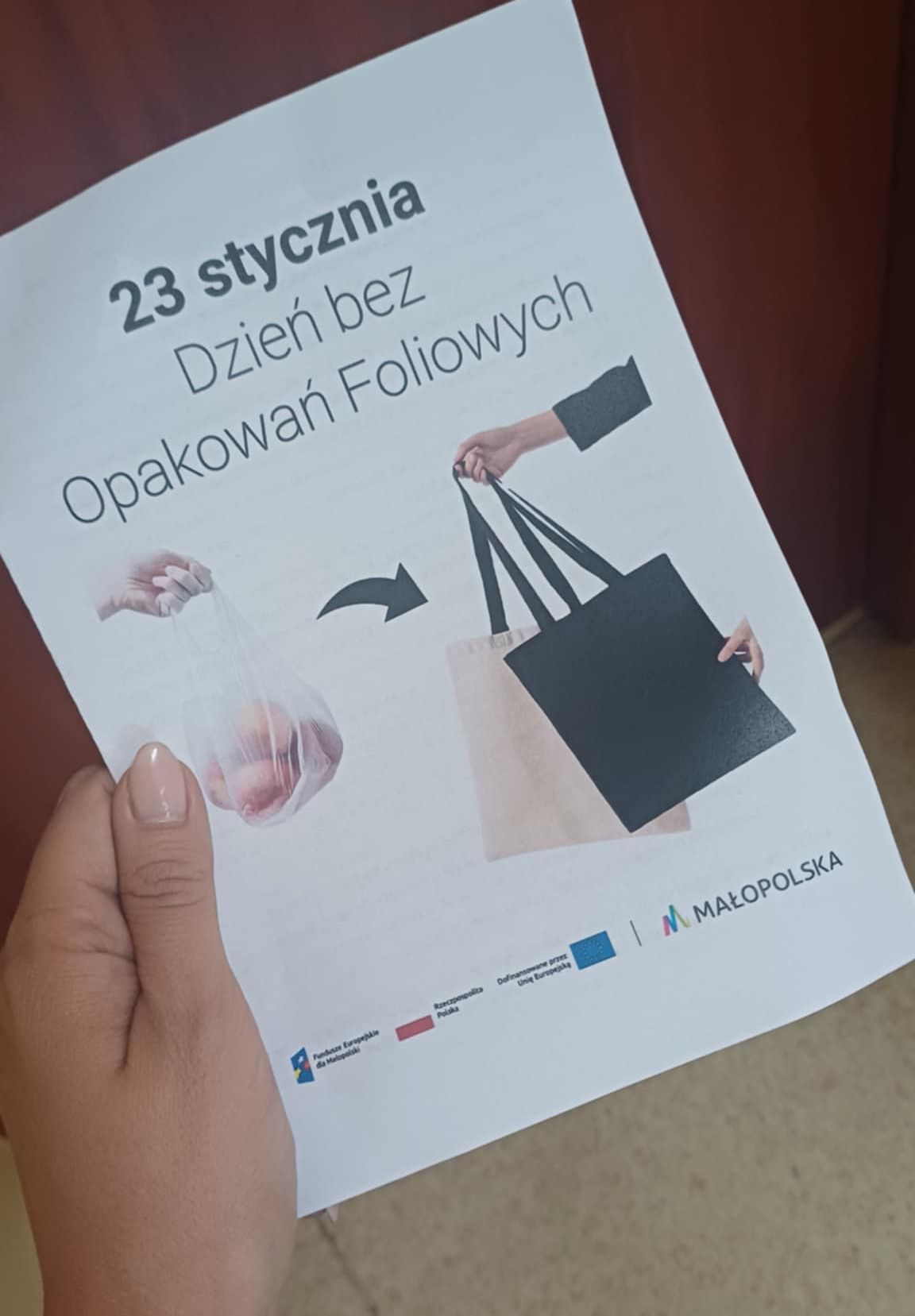 Ulotka trzymana w dłoni.