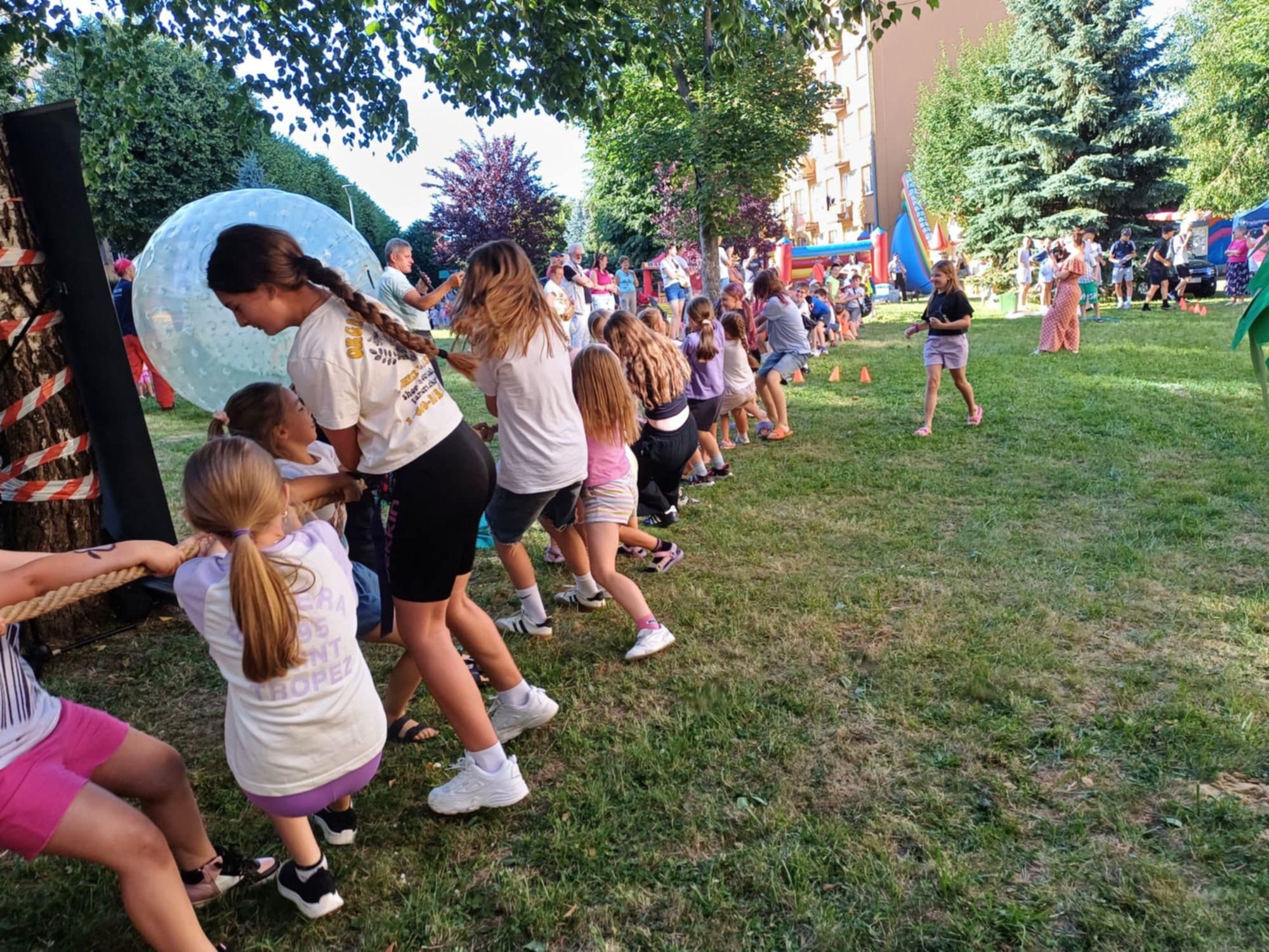 Piknik na osiedlu Korczak - przeciąganie liny.