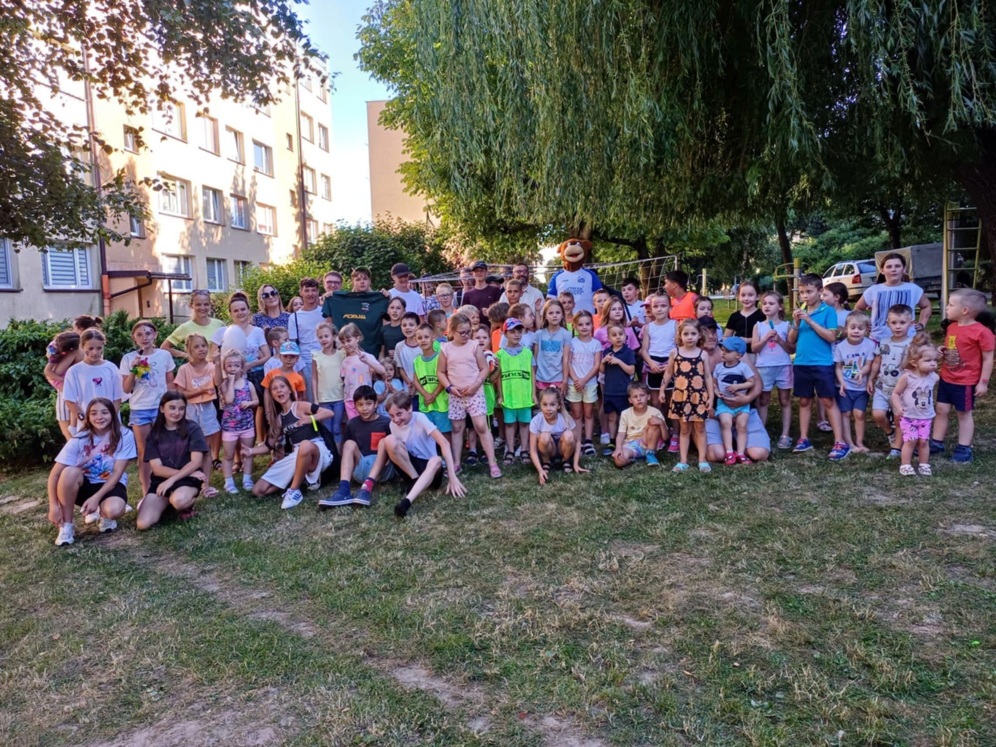 Piknik na osiedlu Korczak - grupowe zdjęcie uczestników.