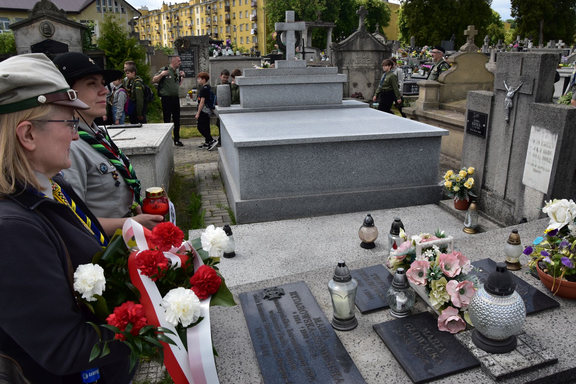 Harerze składają wiązankę na cmentarzu.