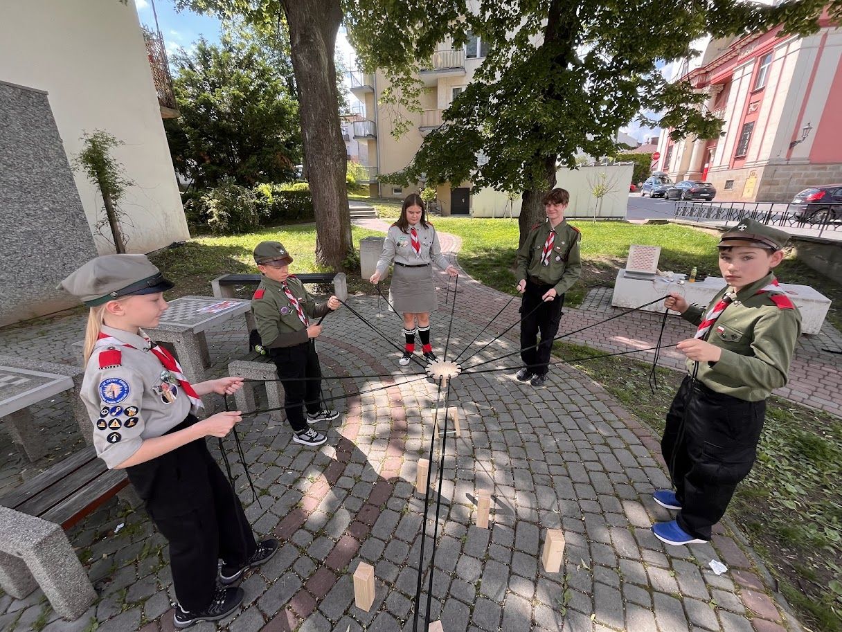 Harcerze podczas gry terenowej.